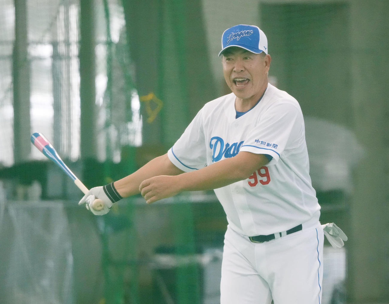 投手陣にノックをする井上監督（撮影・森本幸一）