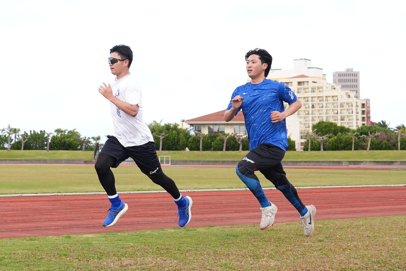 ランニングをする左から清水、吉田（撮影・森本幸一）