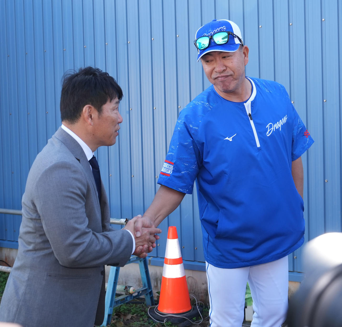 中日・井上監督と握手を交わす侍ジャパン・井端監督（左）（撮影・森本幸一）