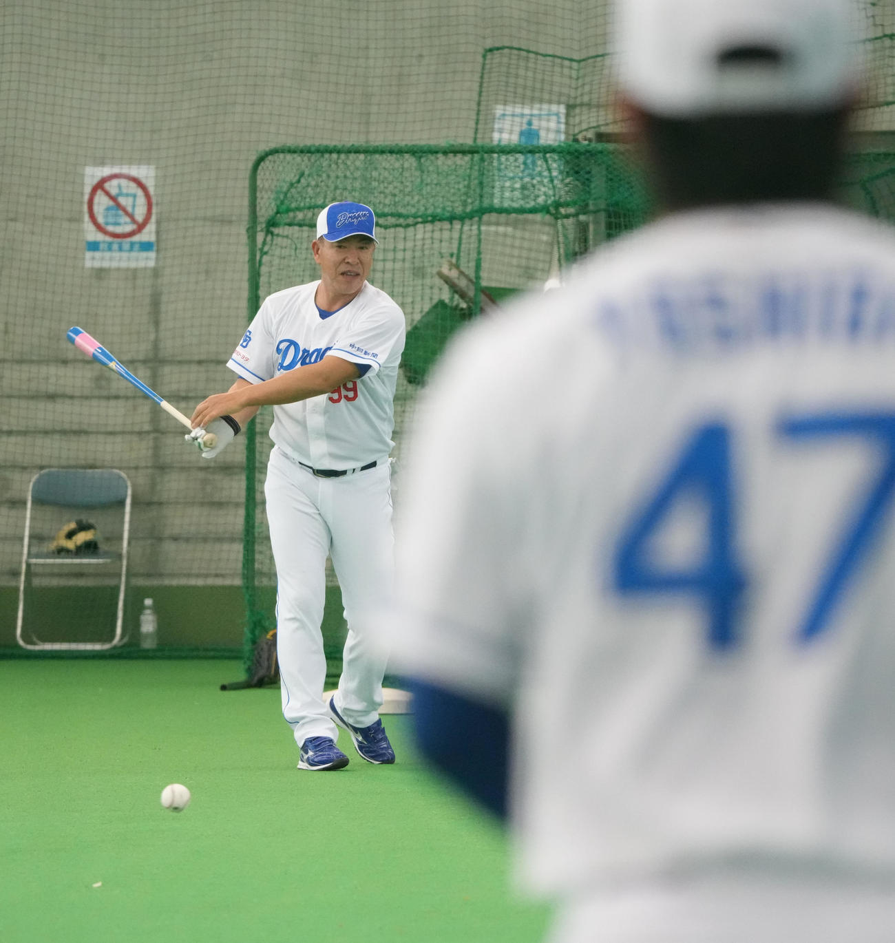 吉田にノックをする井上監督（撮影・森本幸一）