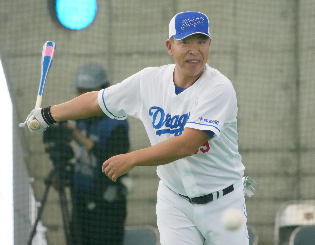 投手陣にノックをする井上監督（撮影・森本幸一）