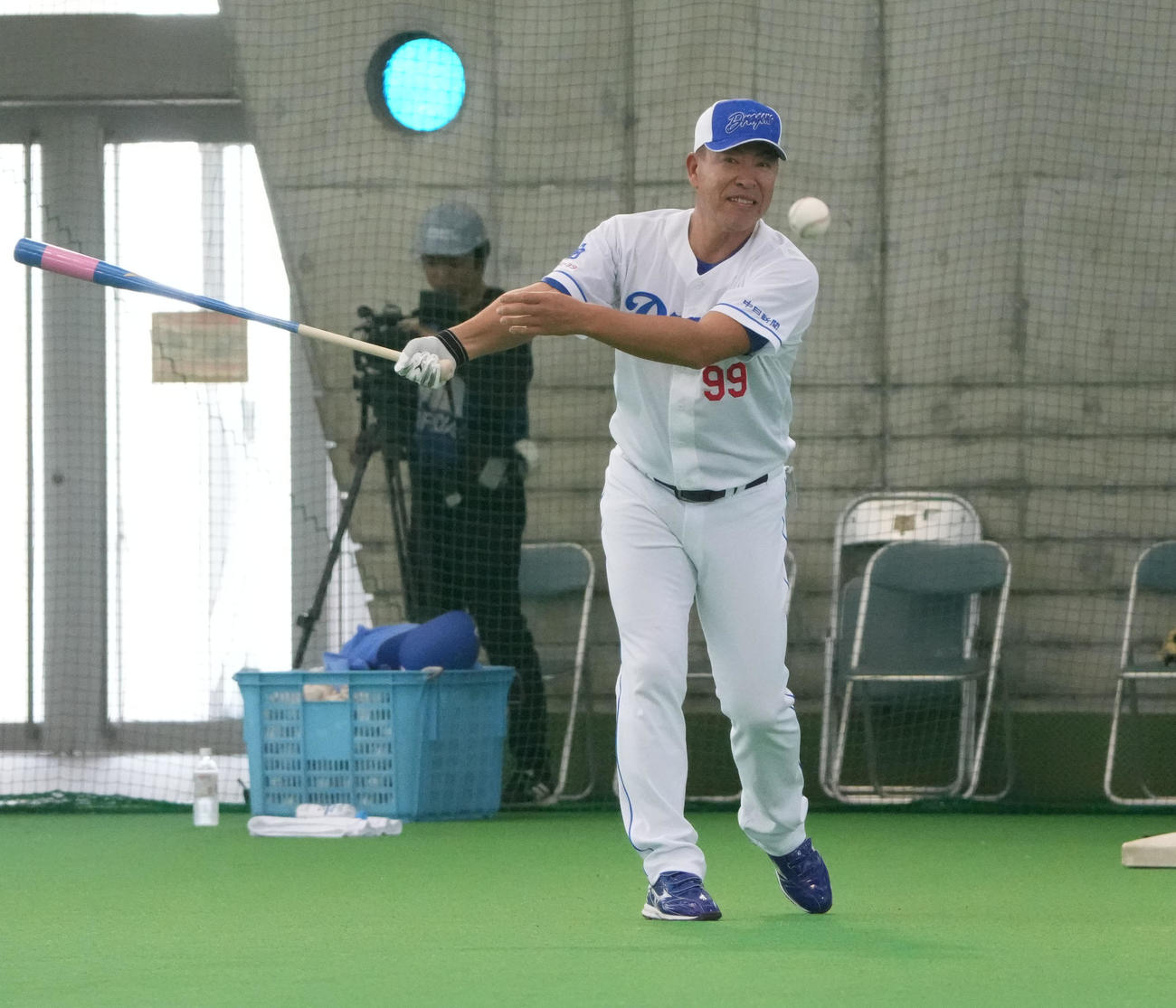 投手陣にノックをする井上監督（撮影・森本幸一）