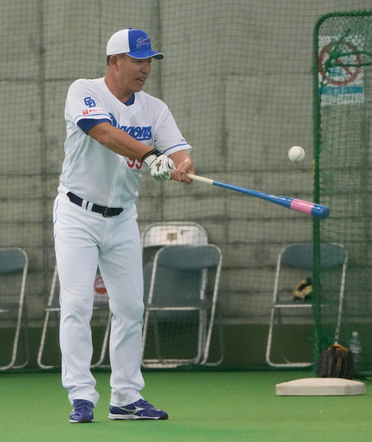 投手陣にノックをする井上監督（撮影・森本幸一）