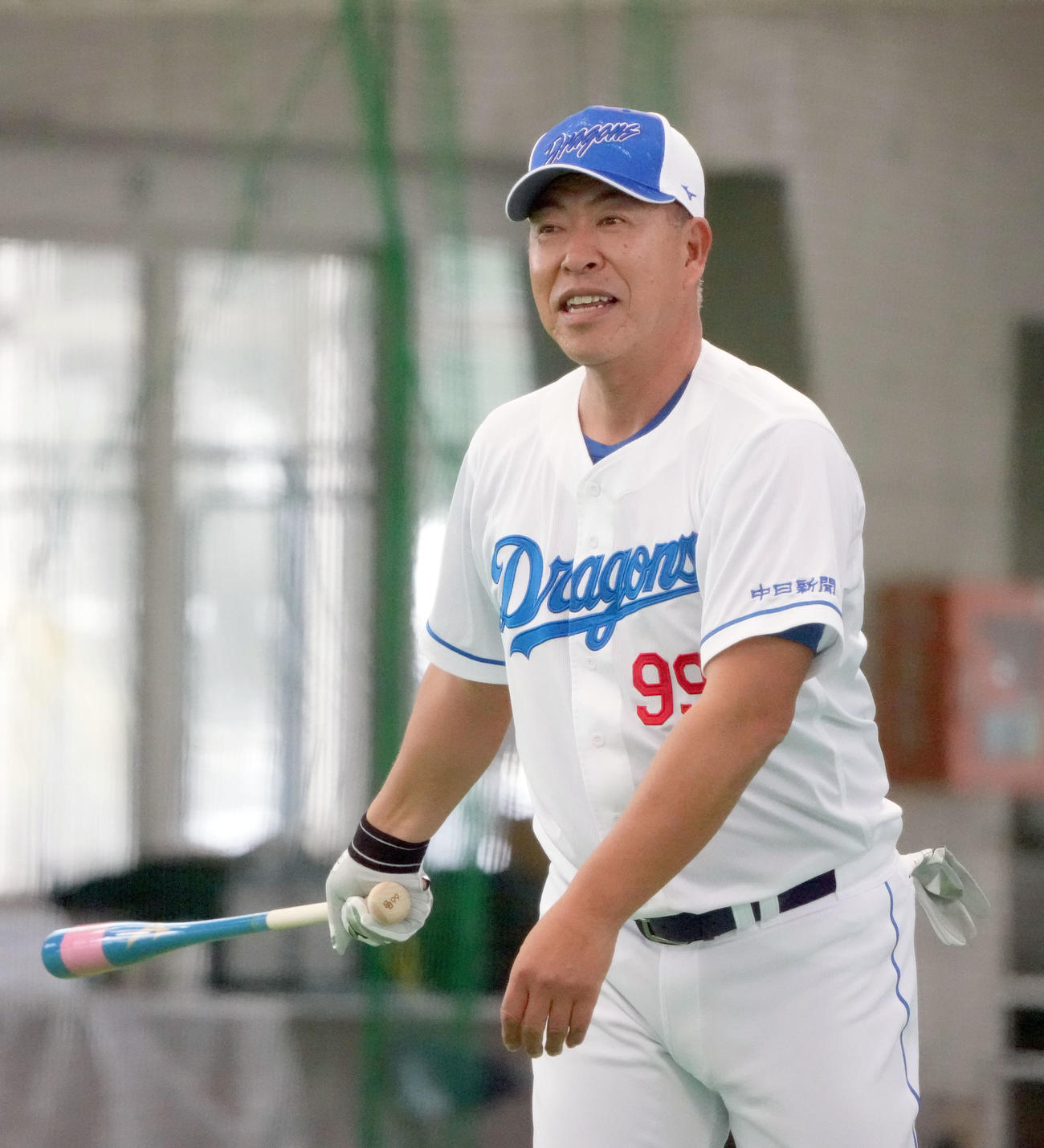 投手陣にノックをする井上監督（撮影・森本幸一）