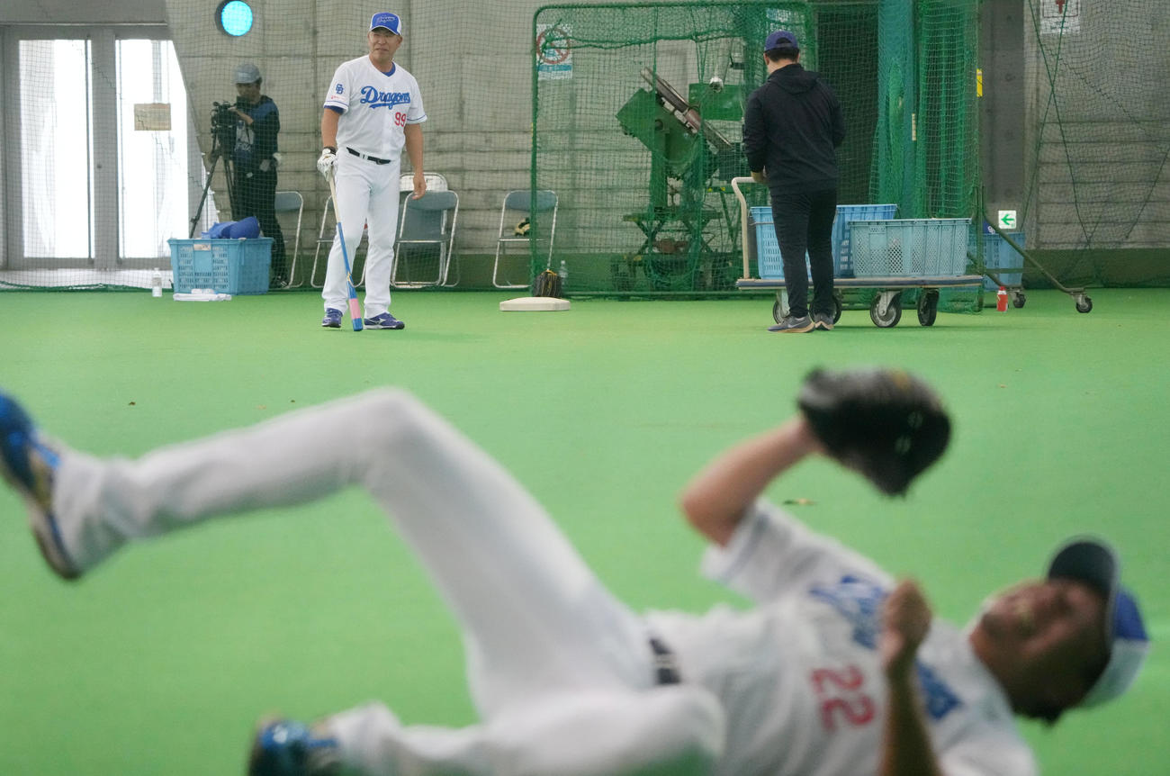 大野にノックをする井上監督（奥）（撮影・森本幸一）