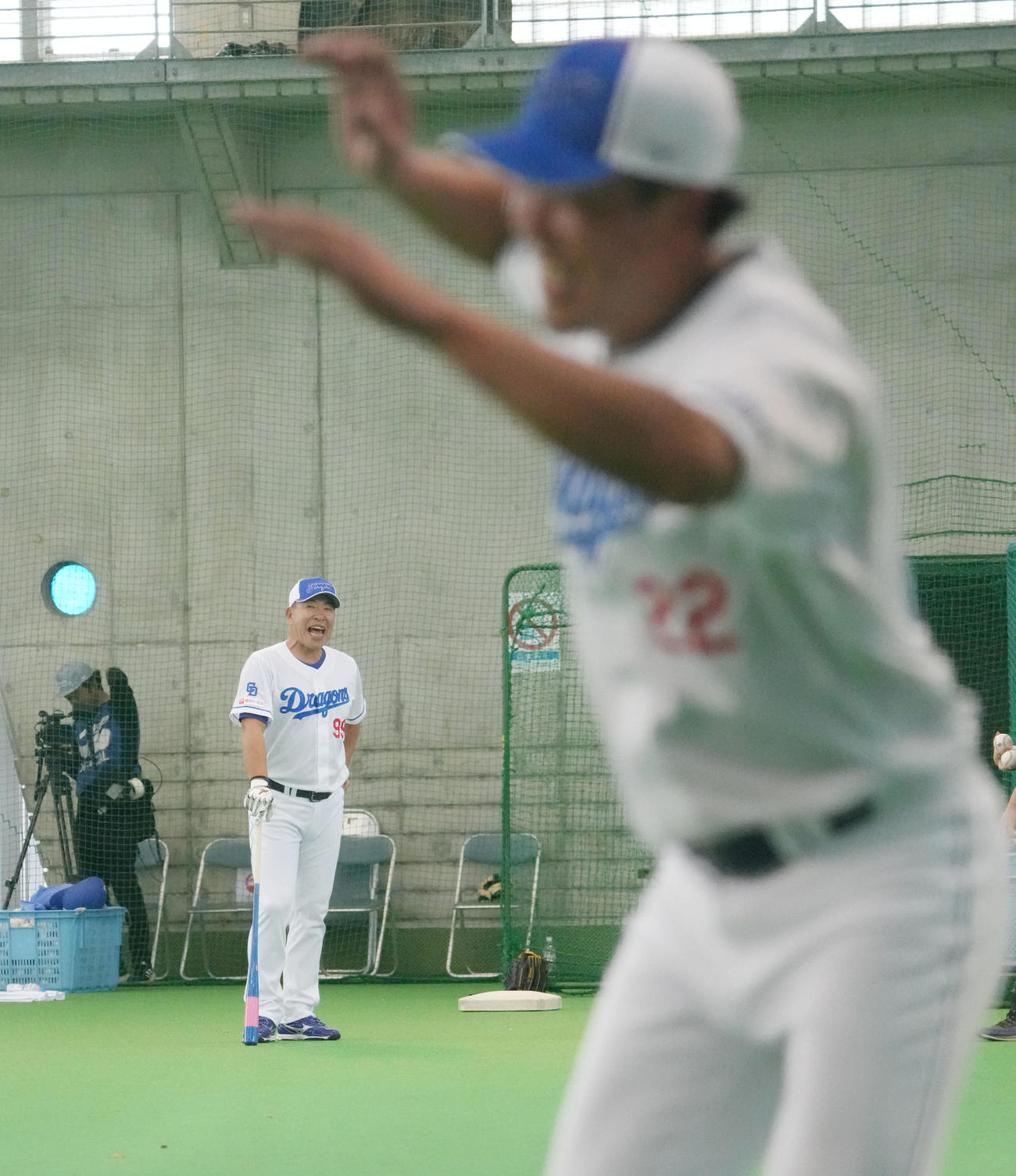 大野にノックをする井上監督（奥）（撮影・森本幸一）