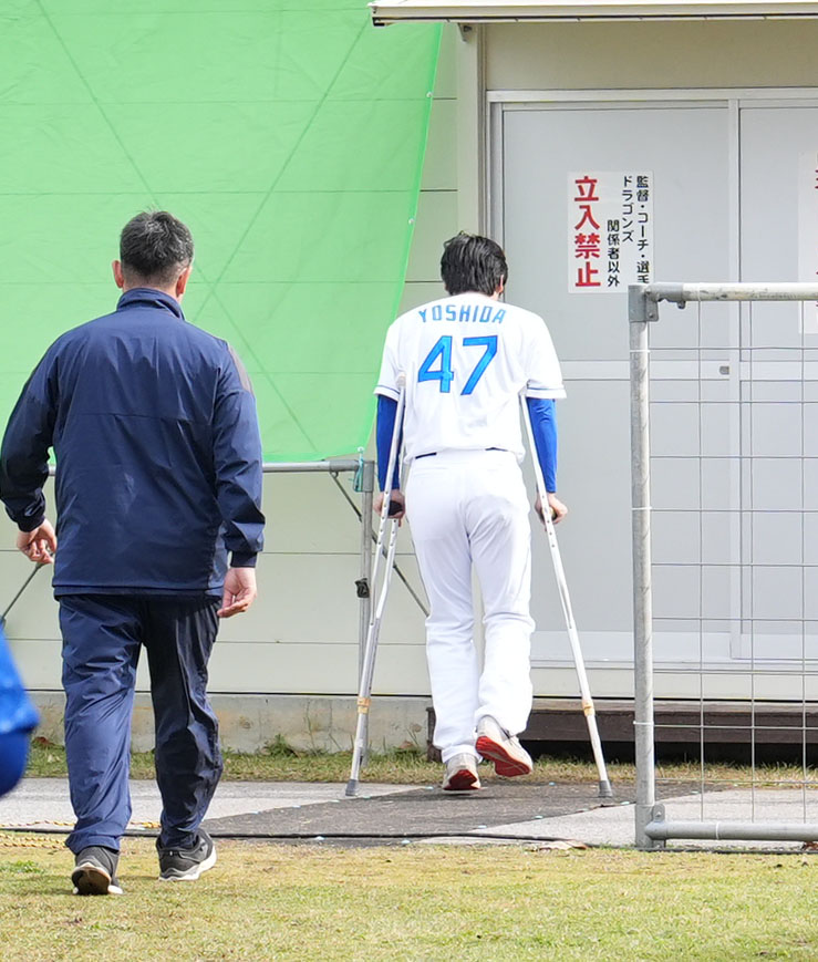 松葉杖で控え室へ戻る吉田（右）（撮影・森本幸一）