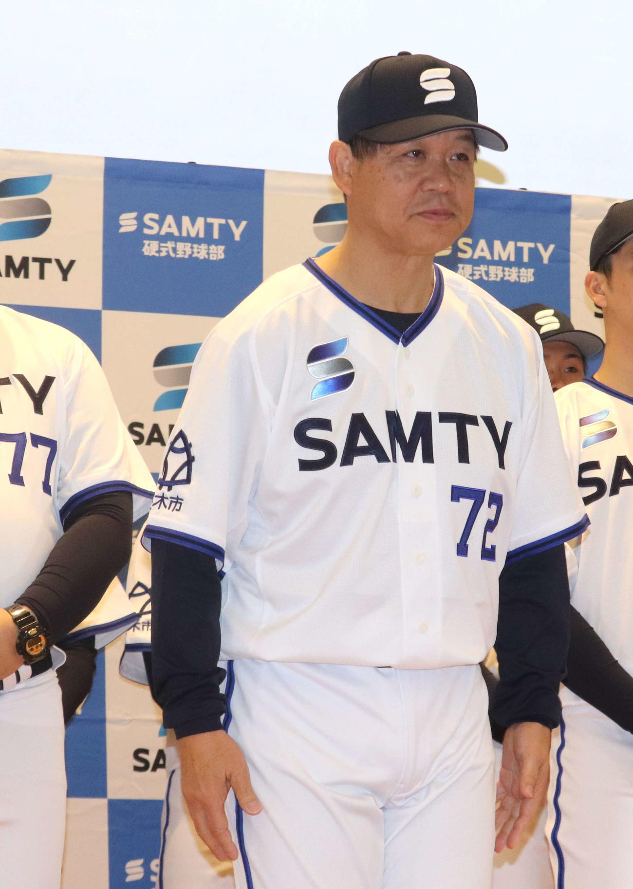 今年始動する、サムティ野球部記者発表に登壇した小川博文監督（撮影・中島麗）