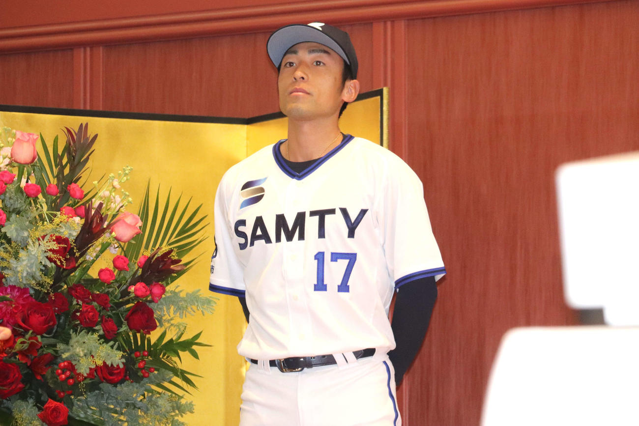 今年始動する、社会人野球のサムティ記者発表会に出席した、元DeNA、阪神、ヤクルトの尾仲（撮影・中島麗）