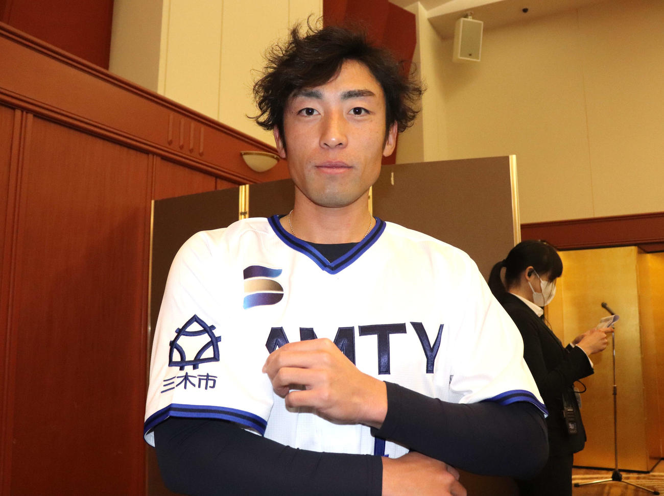 新たに発足したサムティのユニホームに袖を通した元阪神、DeNA、ヤクルトの尾仲祐哉。兵庫・三木市を練習拠点とする。（撮影・中島麗）