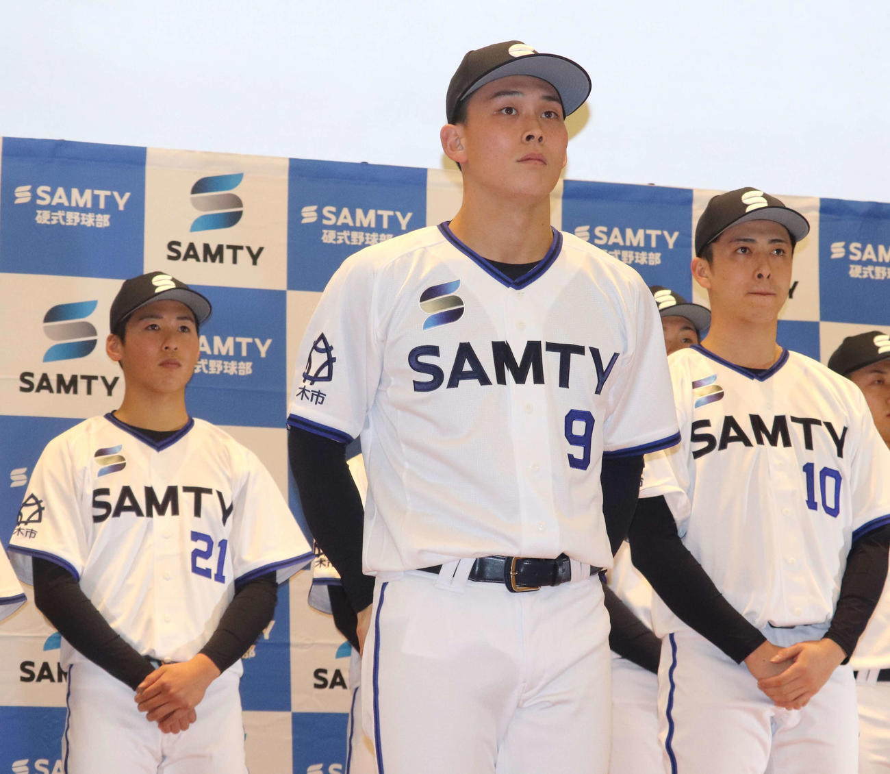 今年始動する、社会人野球のサムティ硬式野球部1期生の名古屋国際OB三木健瑠投手（22＝福井工大、写真左）、履正社OB両井大貴外野手（21＝関学大）、金丸夢斗と神港橘で同期の上領恭太外野手（21＝上武大）（撮影・中島麗）