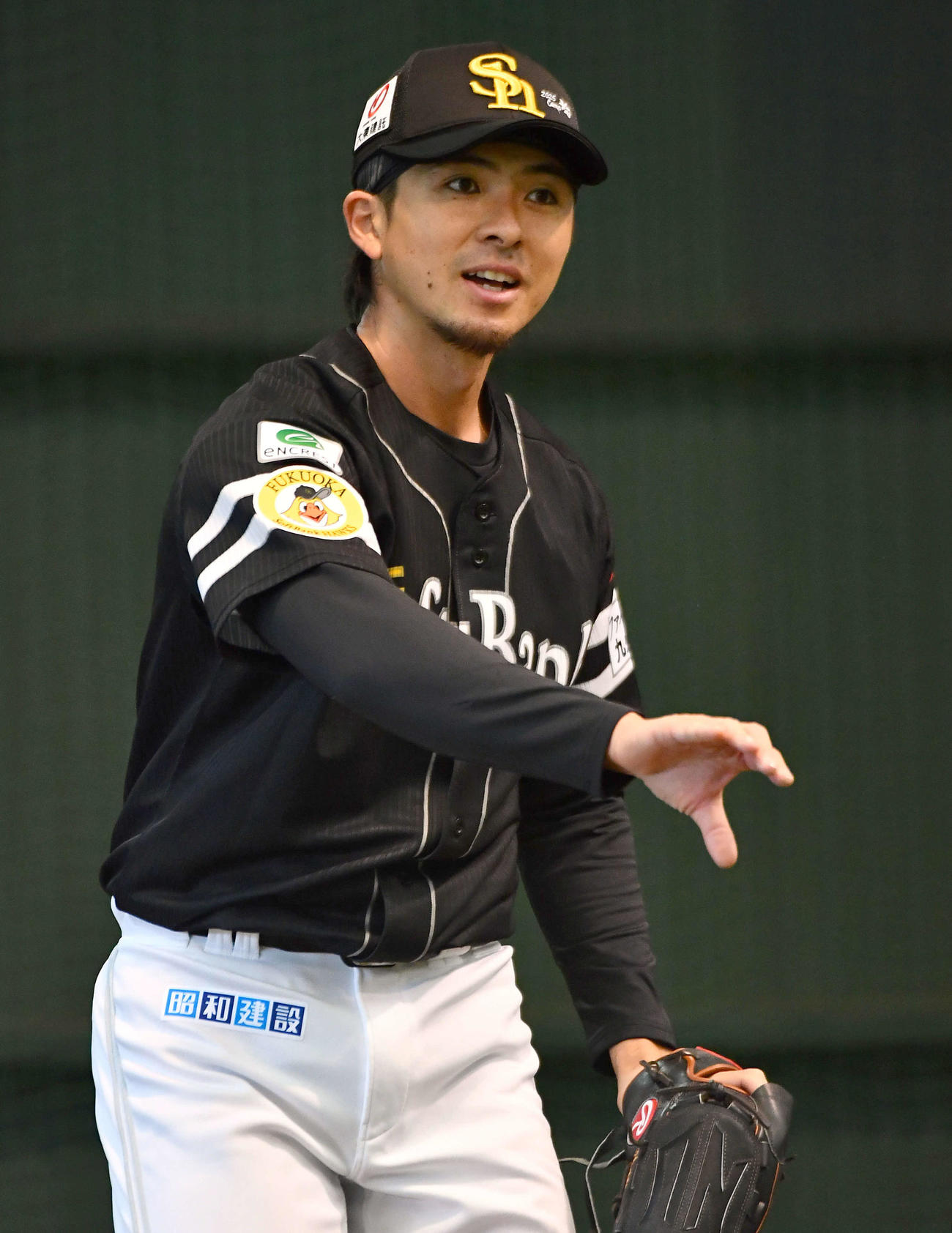 ブルペンで捕手と話すソフトバンク上沢（撮影・岩下翔太）