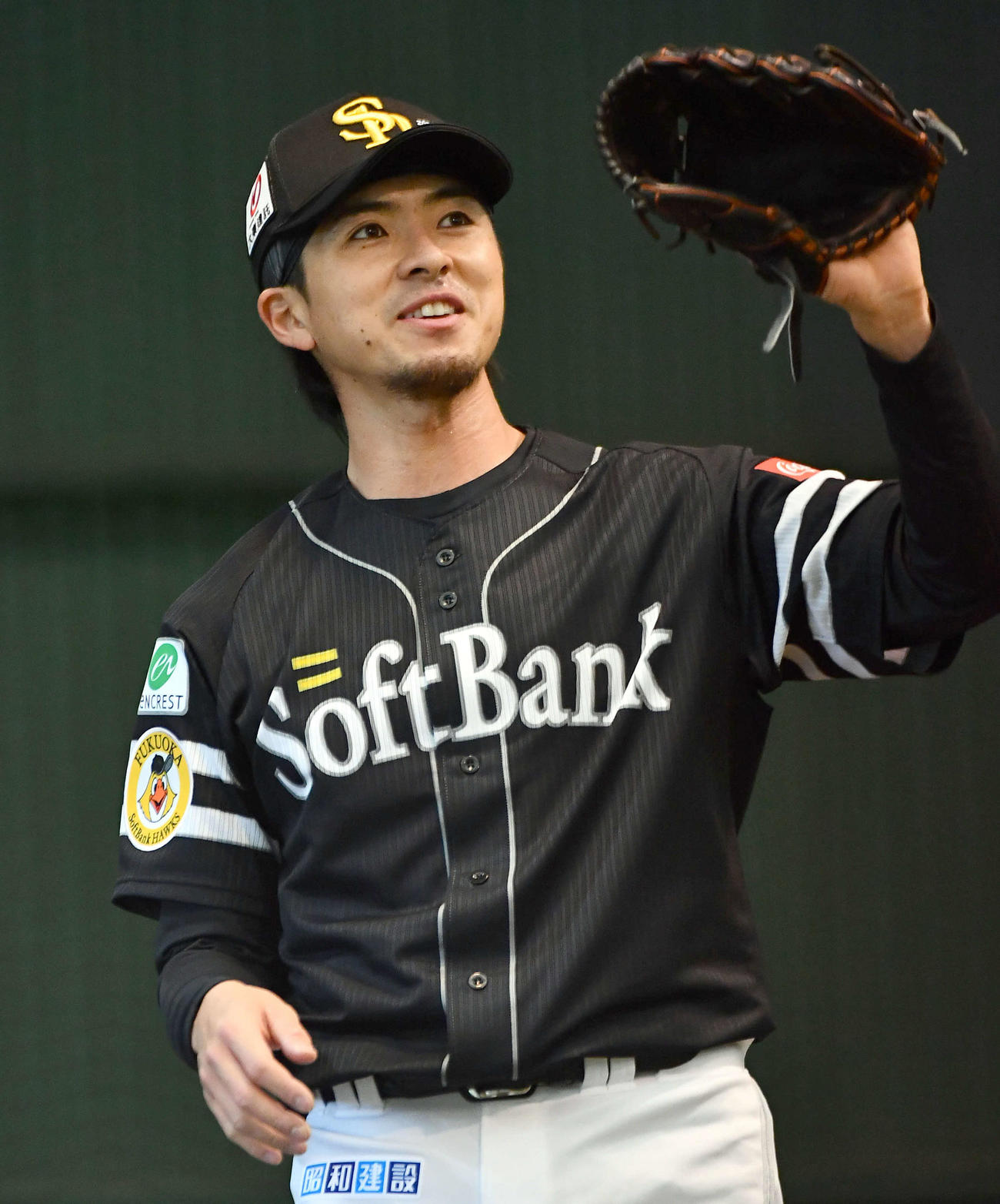 ブルペンで笑顔を見せるソフトバンク上沢（撮影・岩下翔太）