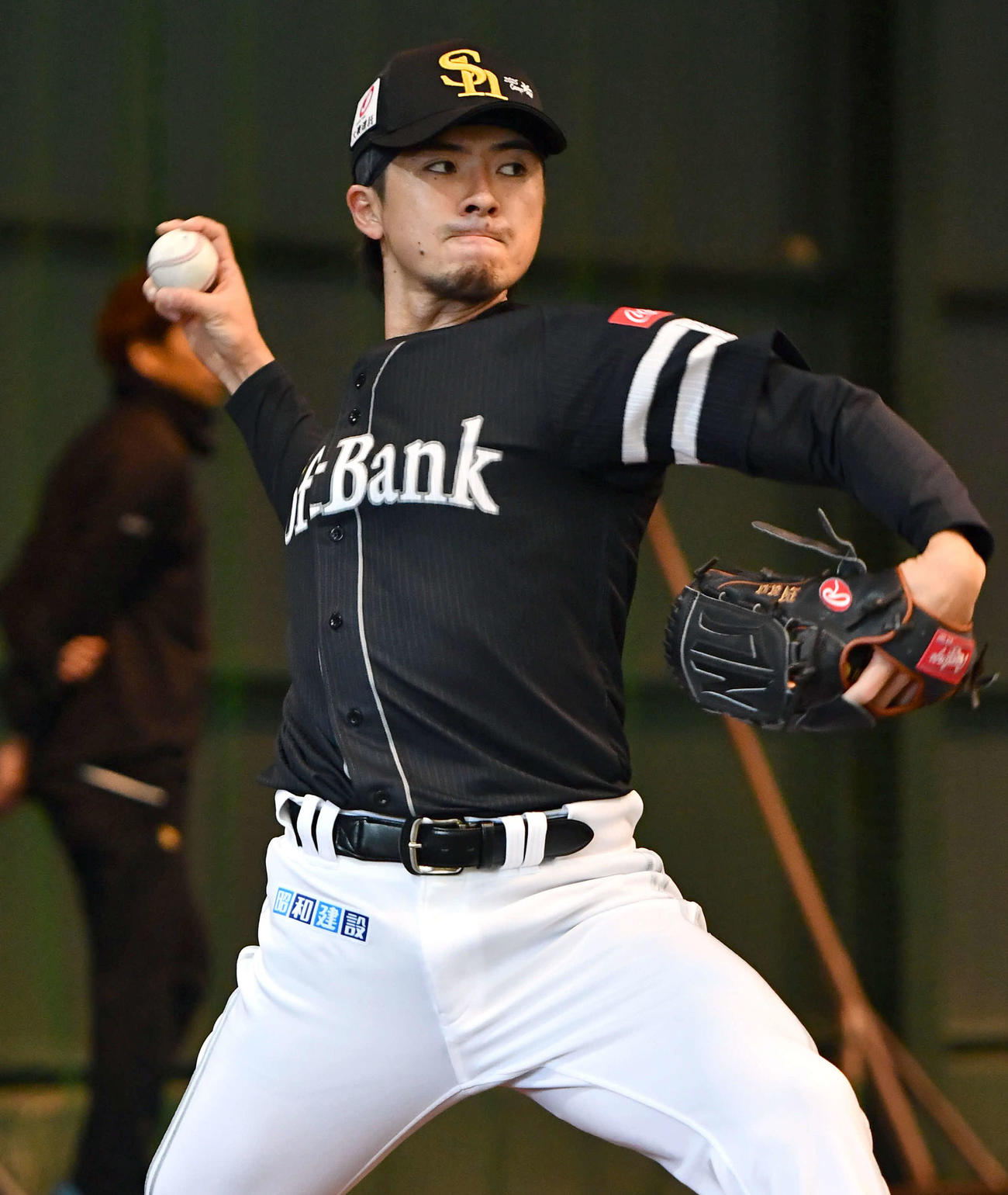 ブルペンで投げ込むソフトバンク上沢（撮影・岩下翔太）