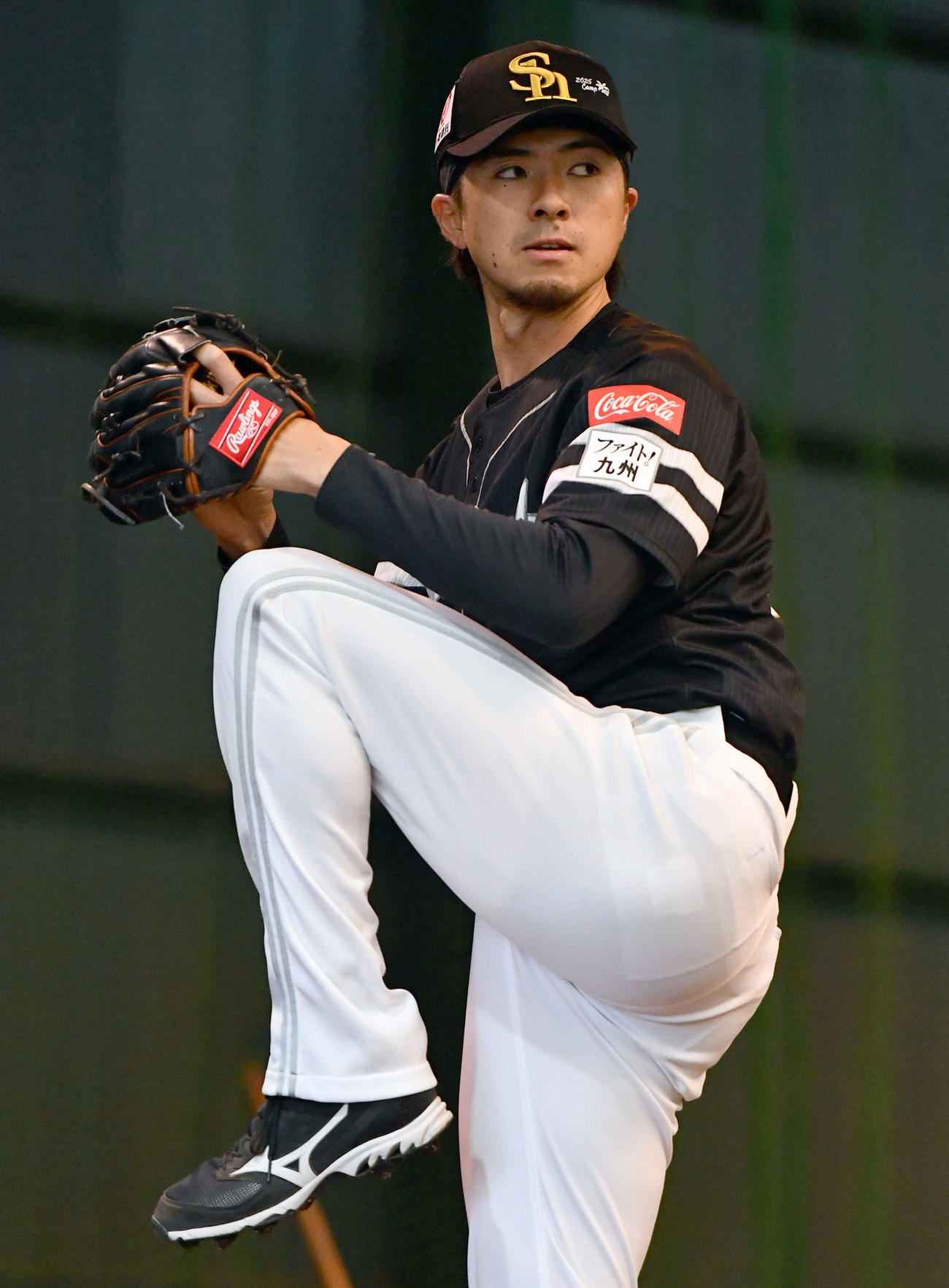 ブルペンで投げ込むソフトバンク上沢（撮影・岩下翔太）