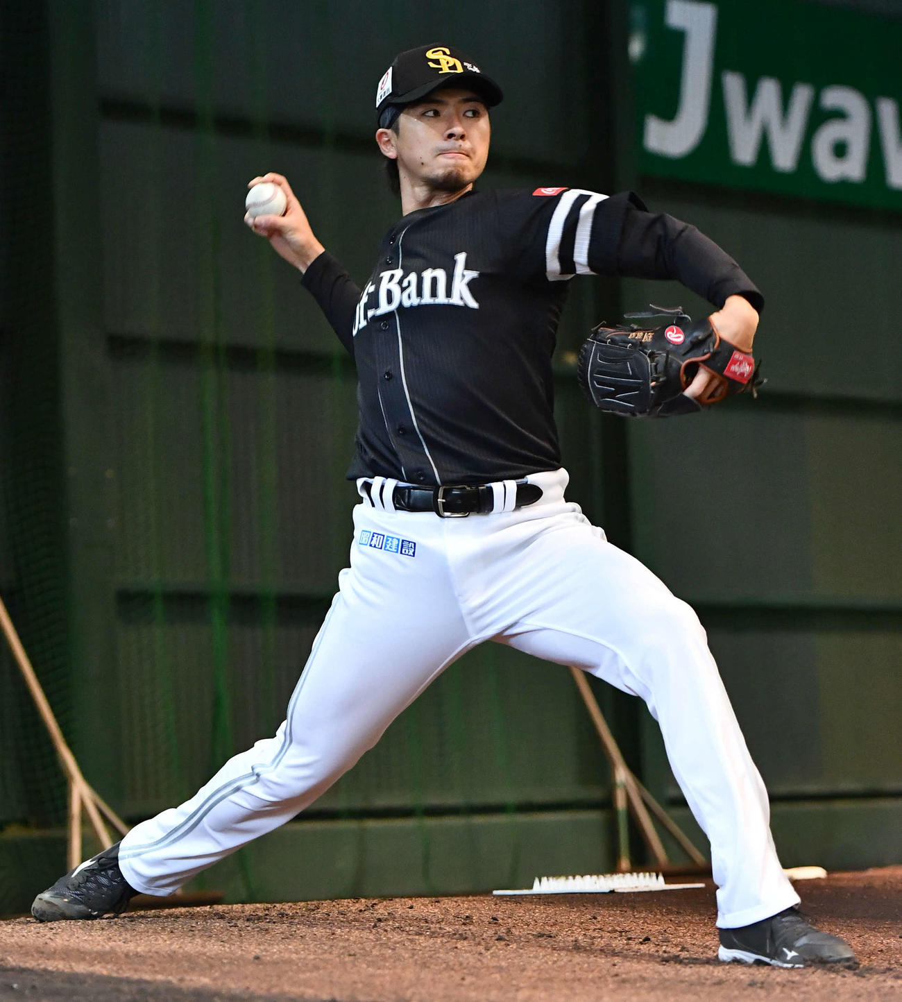 ブルペンで投げ込むソフトバンク上沢（撮影・岩下翔太）