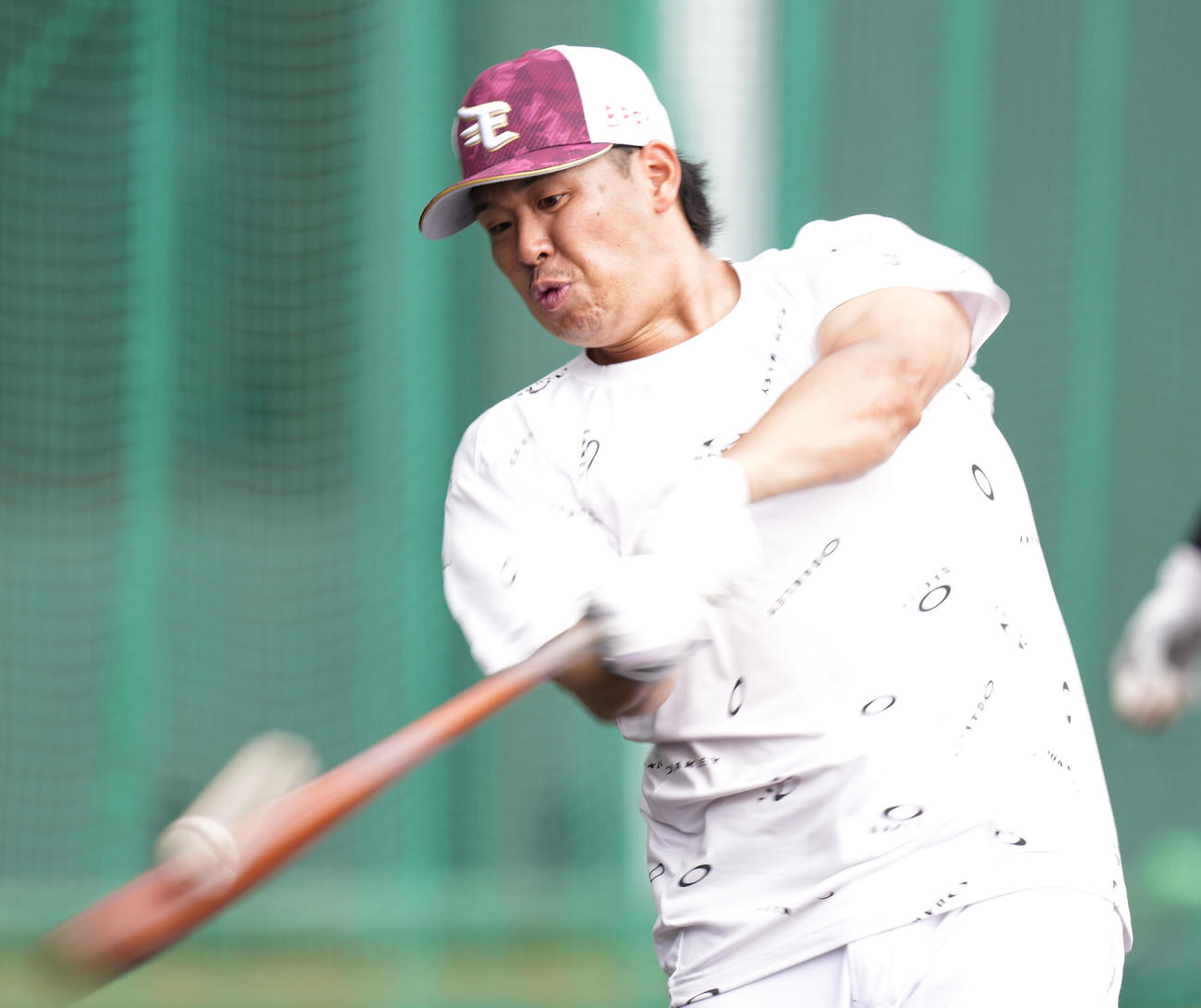 居残りでロングティーする楽天浅村（撮影・鈴木みどり）
