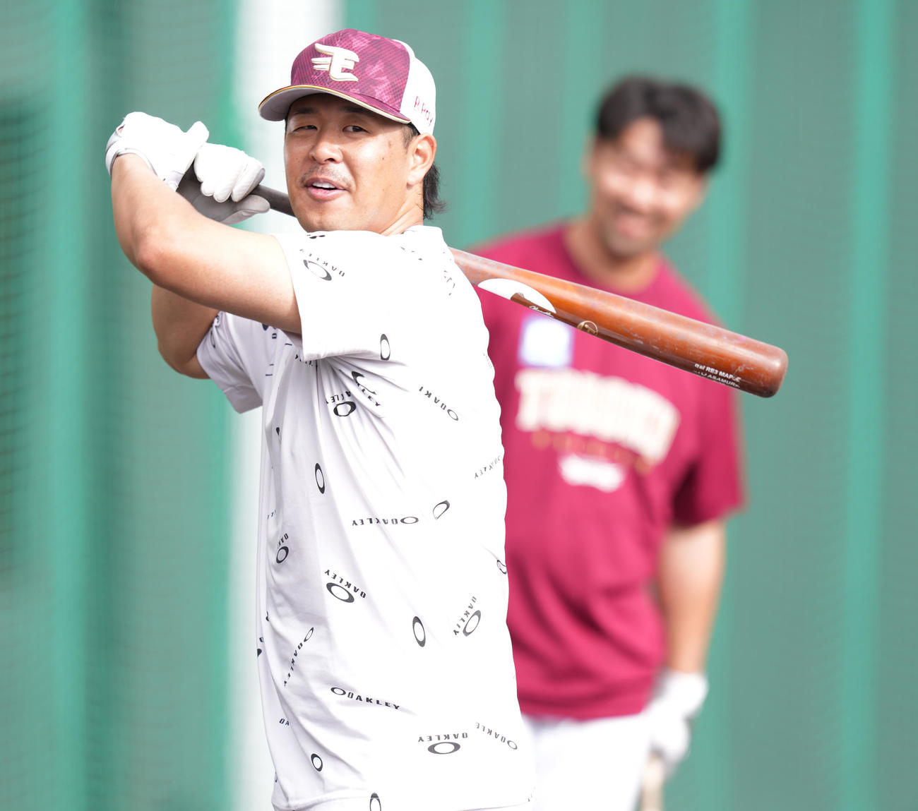 居残りでロングティーする楽天浅村（撮影・鈴木みどり）