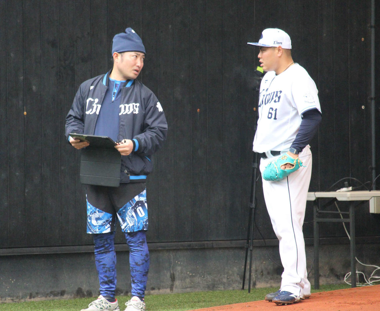 ラプソード故障について話し合う西武平良（右）と武隈データ統括兼ヘッドアナリスト（撮影・金子真仁）