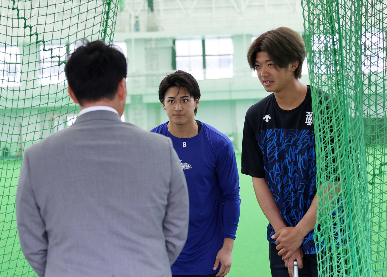 侍ジャパン井端監督（左）にあいさつするDeNA森敬（中央）と梶原（撮影・鈴木正人）