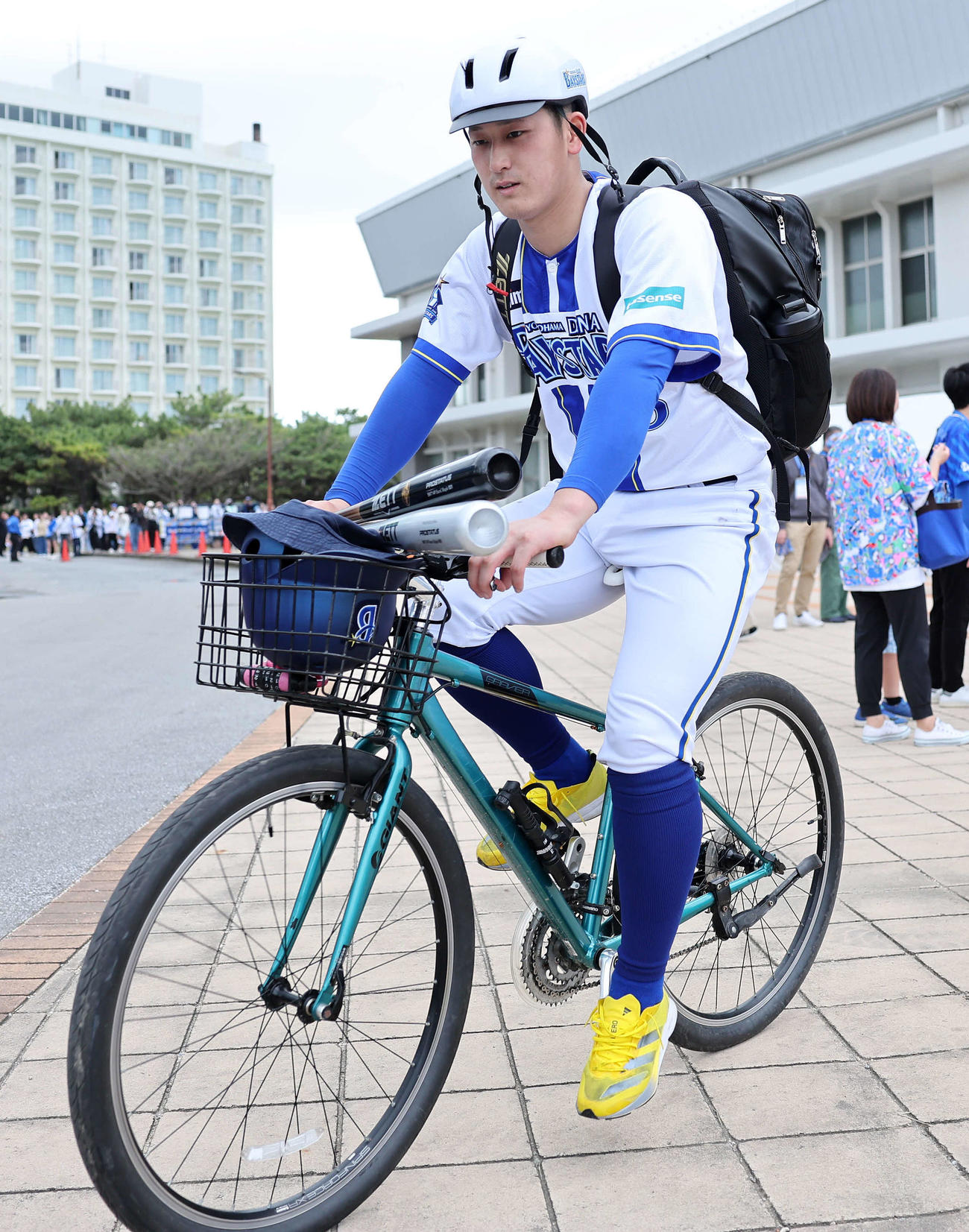 自転車で移動するDeNA松尾（撮影・鈴木正人）