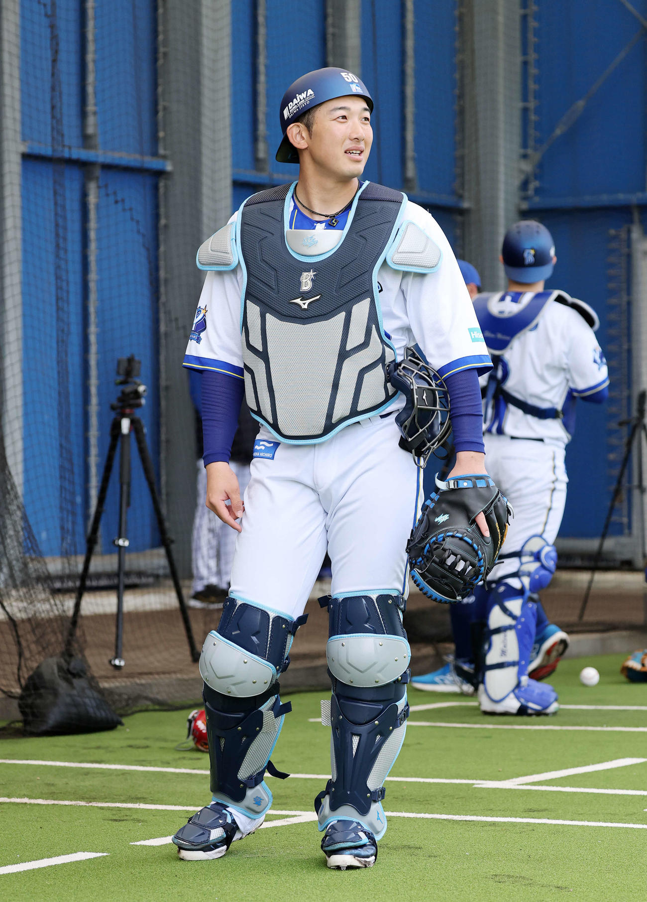 ブルペンで練習するDeNA山本（撮影・鈴木正人）