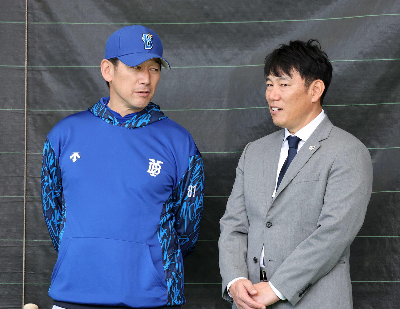 DeNA三浦監督（左）と話す侍ジャパン井端監督（撮影・鈴木正人）