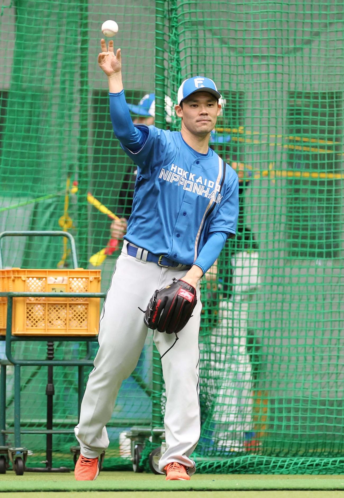 ズボンの裾がダボダボのユニホームでキャッチボールする日本ハム福谷（撮影・黒川智章）