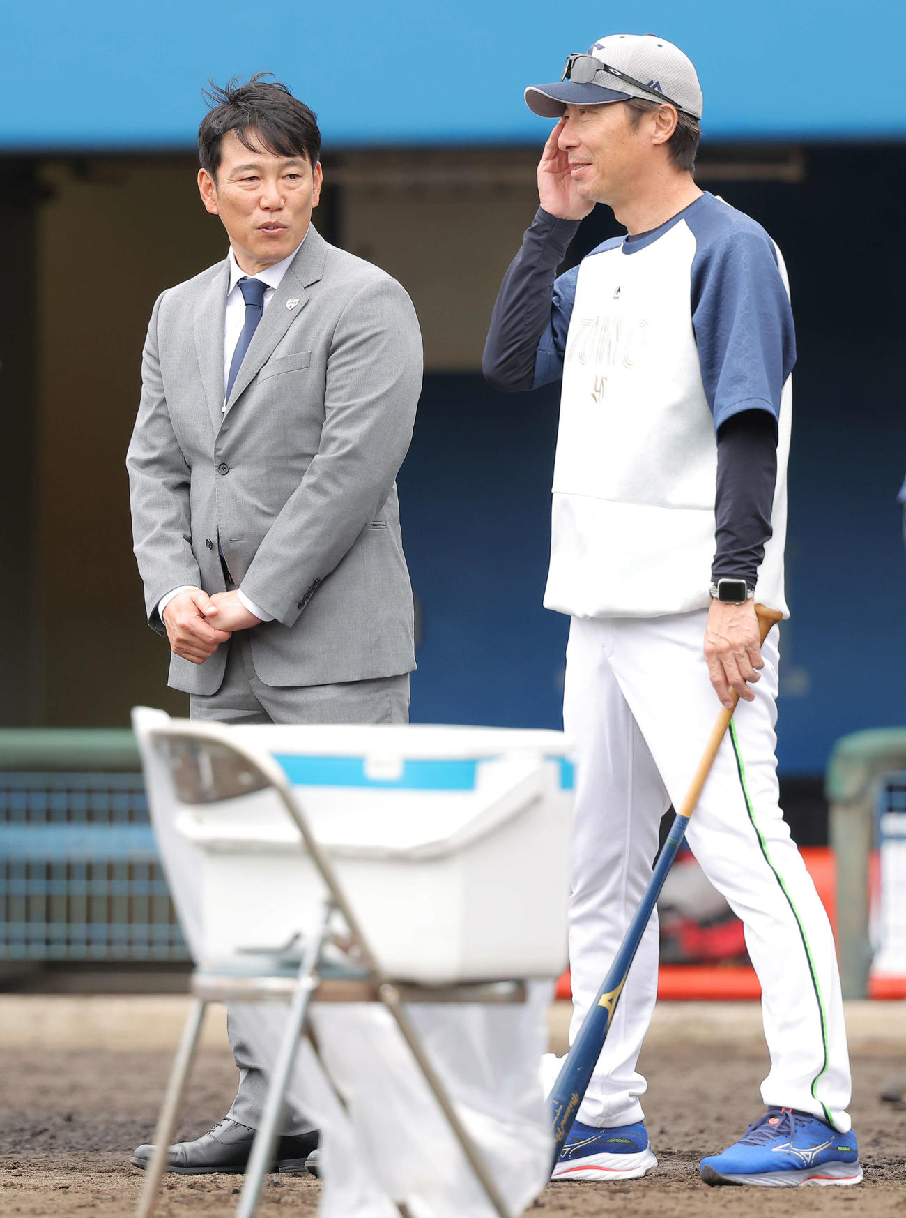 言葉を交わす侍ジャパン井端監督（左）とヤクルト高津監督（撮影・河田真司）