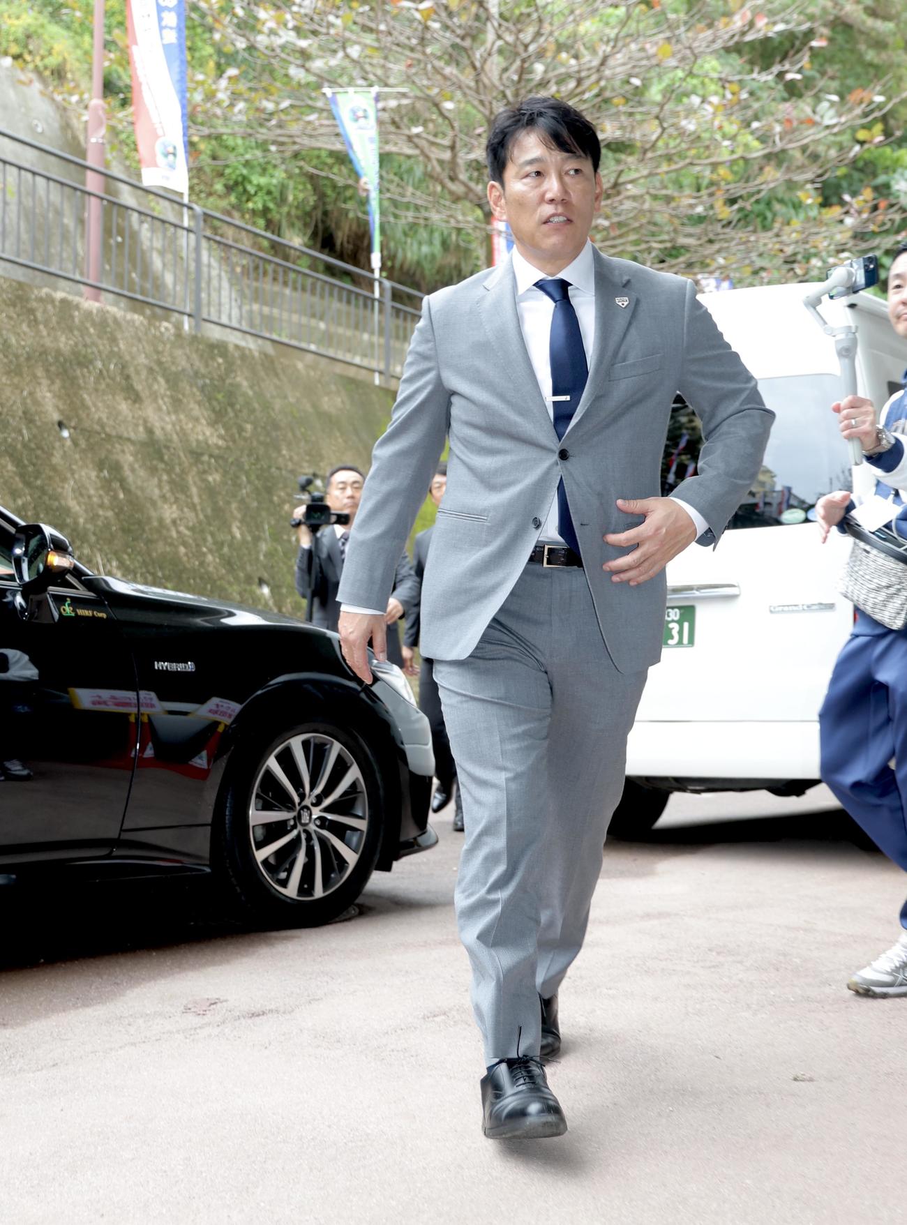 ヤクルトキャンプ地の浦添に到着する侍ジャパン井端監督（撮影・河田真司）