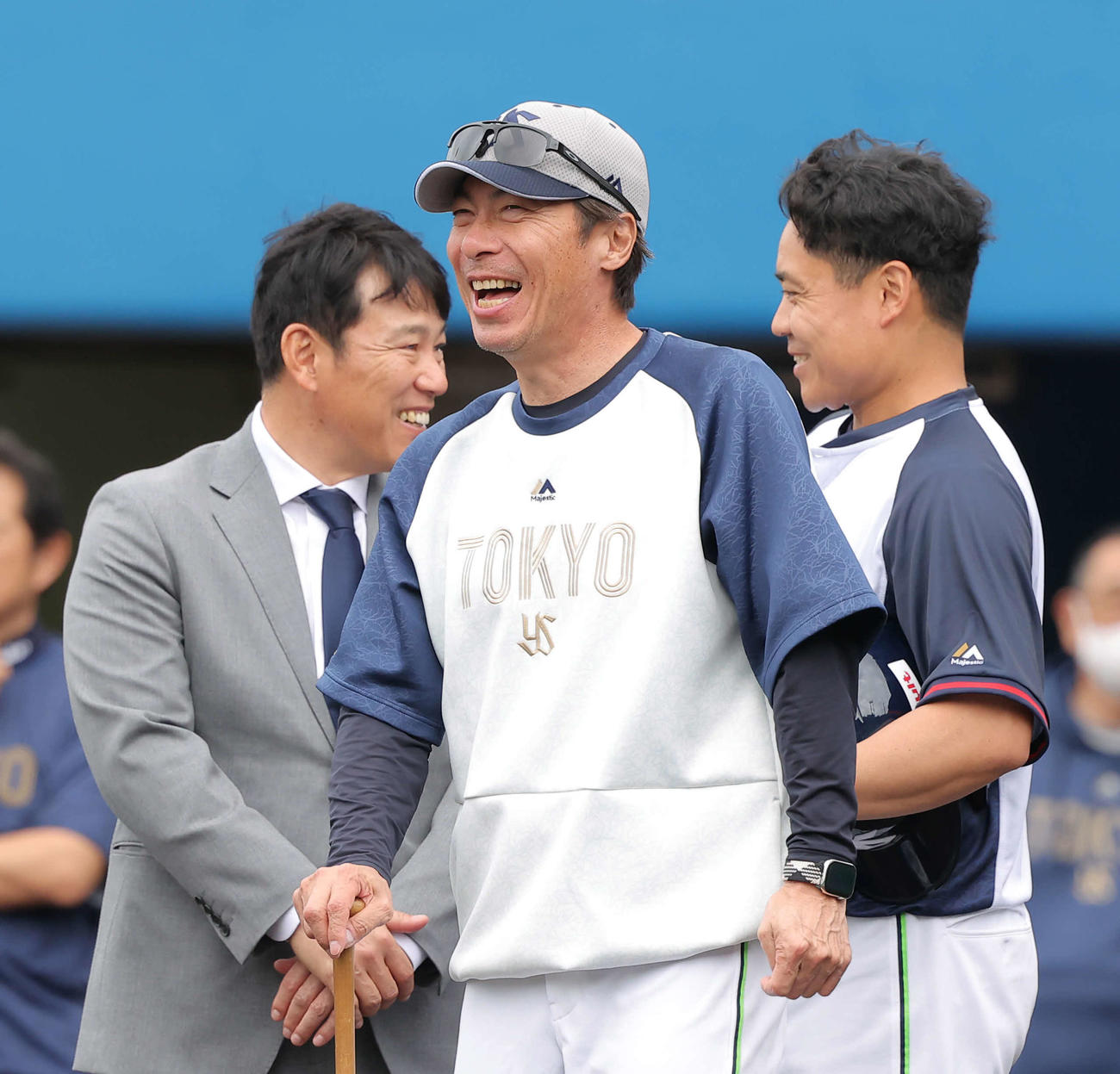 言葉を交わす、左から侍ジャパン井端監督、ヤクルト高津監督、中村悠（撮影・河田真司）
