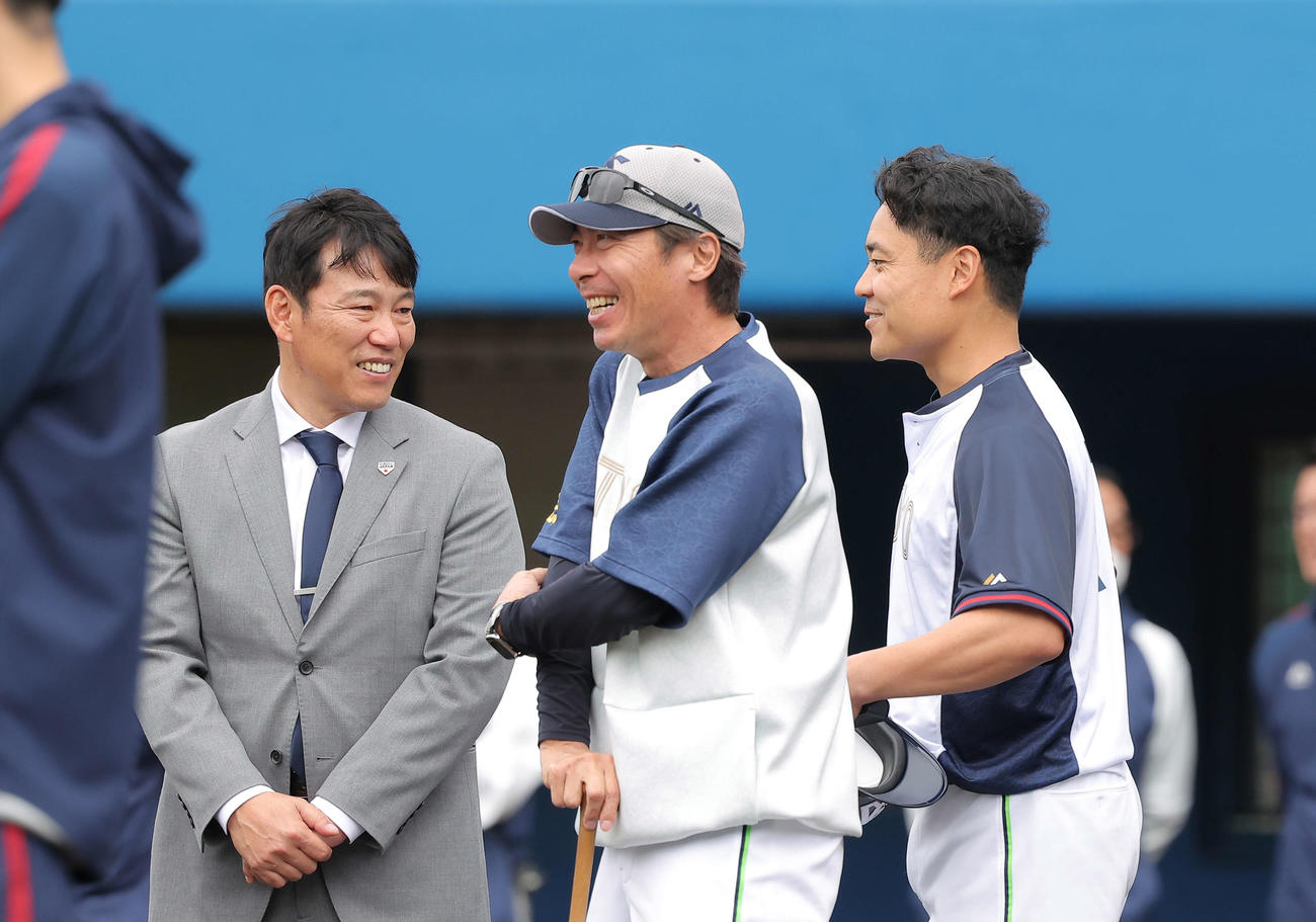 言葉を交わす、左から侍ジャパン井端監督、ヤクルト高津監督、中村悠（撮影・河田真司）