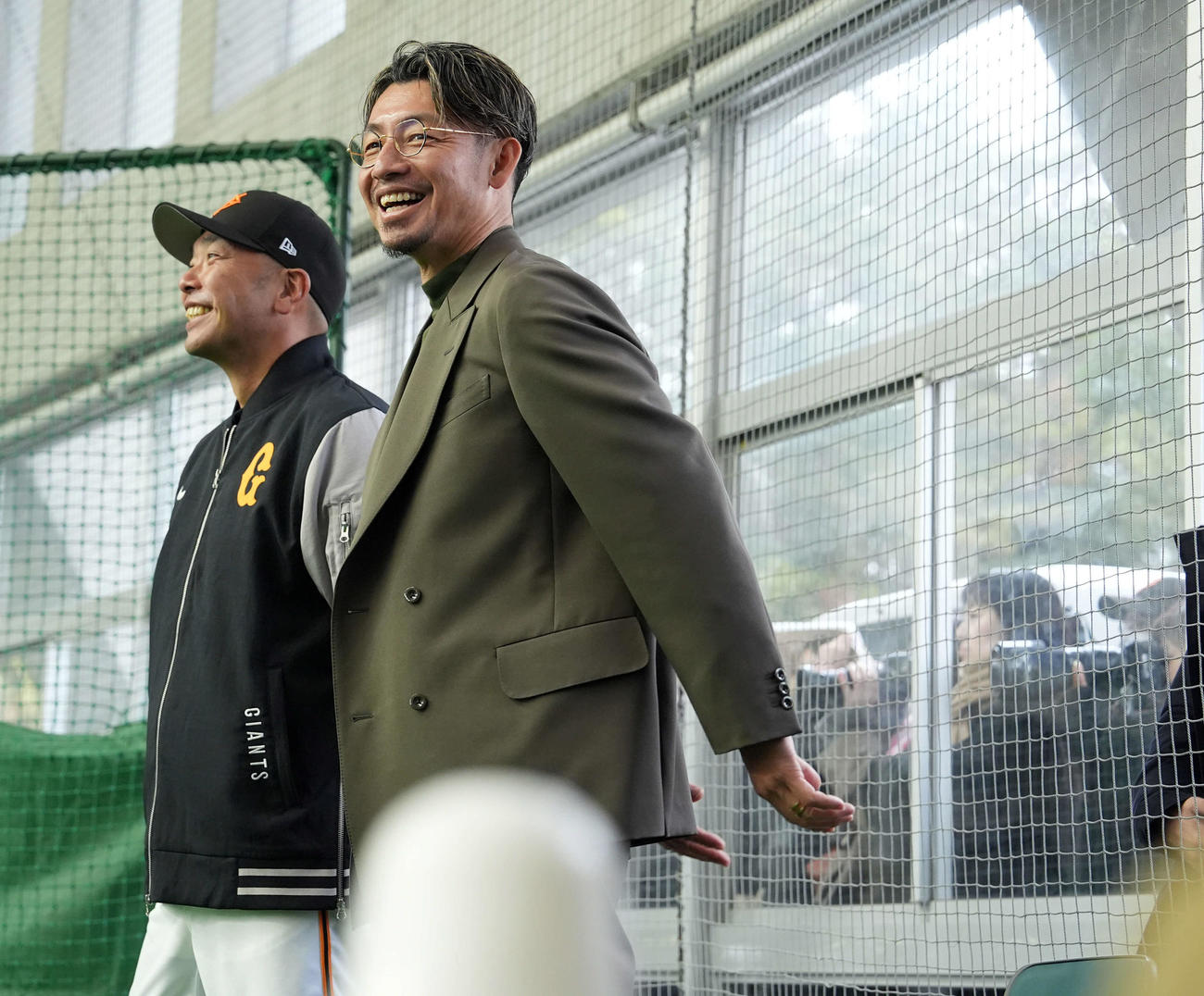 キャンプ視察に訪れた鳥谷敬氏。左は巨人阿部監督（撮影・たえ見朱実）