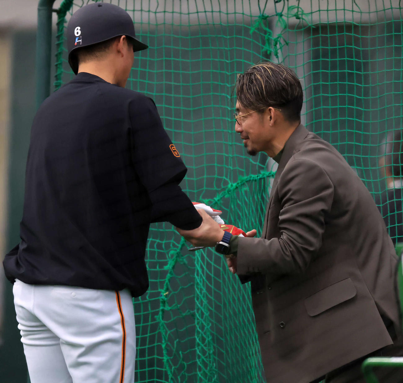 キャンプ2日目、巨人キャンプに視察に訪れた鳥谷敬氏（右）は坂本と握手（撮影・浅見桂子）