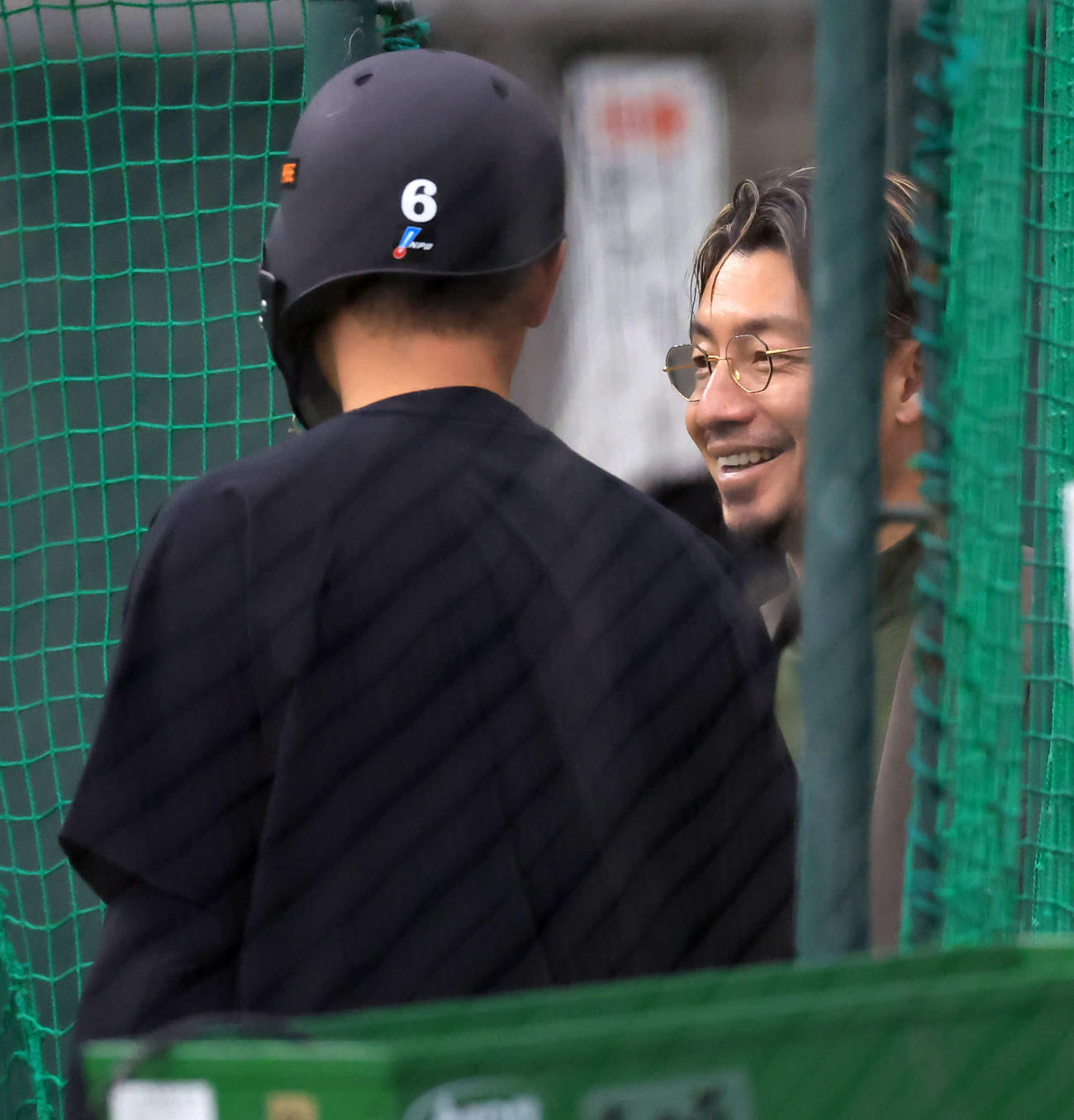 キャンプ2日目、巨人キャンプに視察に訪れた鳥谷敬氏（右）は坂本と笑顔であいさつ（撮影・浅見桂子）