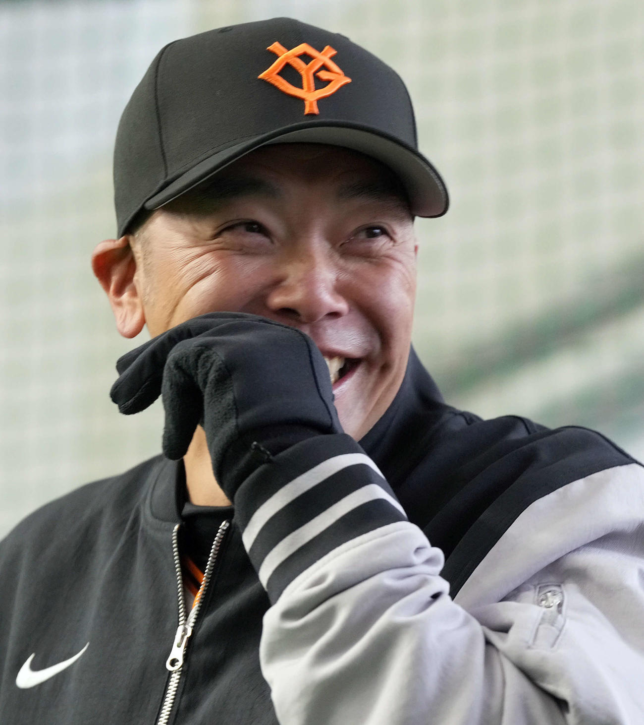 関係者と談笑する巨人阿部監督（撮影・たえ見朱実）