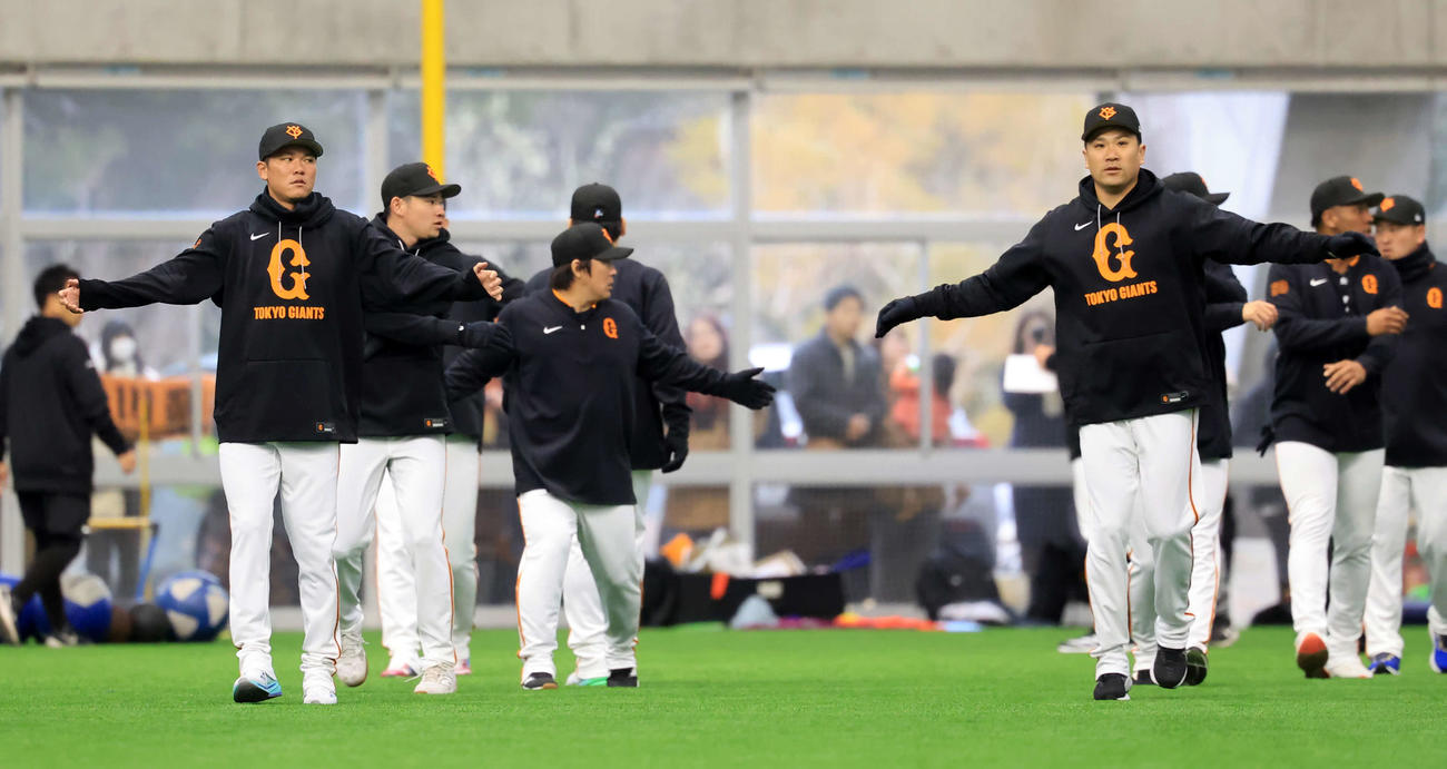 キャンプ2日目、巨人坂本（左）と田中将は並んでウオームアップする（撮影・浅見桂子）