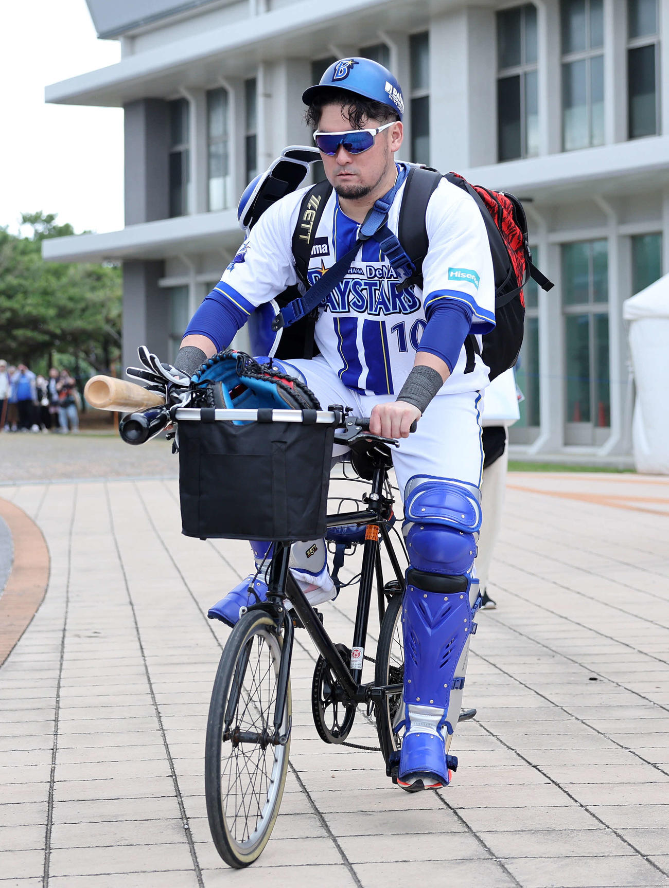 自転車で移動するDeNA戸柱（撮影・鈴木正人）