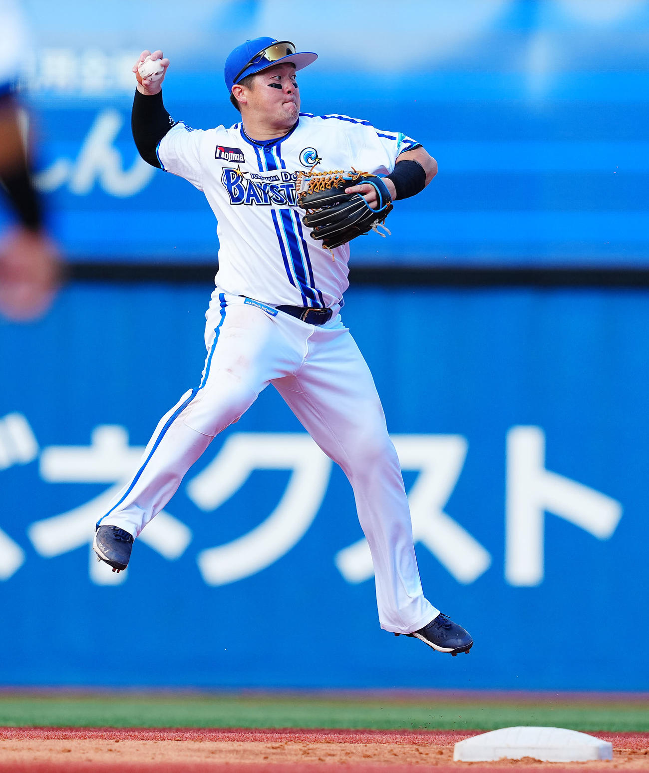 華麗なジャンピングスローを披露する牧秀悟（2024年撮影）