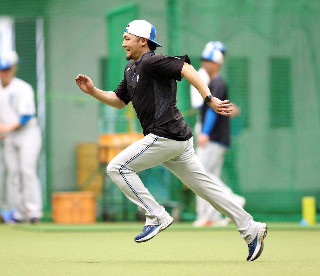 ダッシュする日本ハム伊藤（撮影・黒川智章）