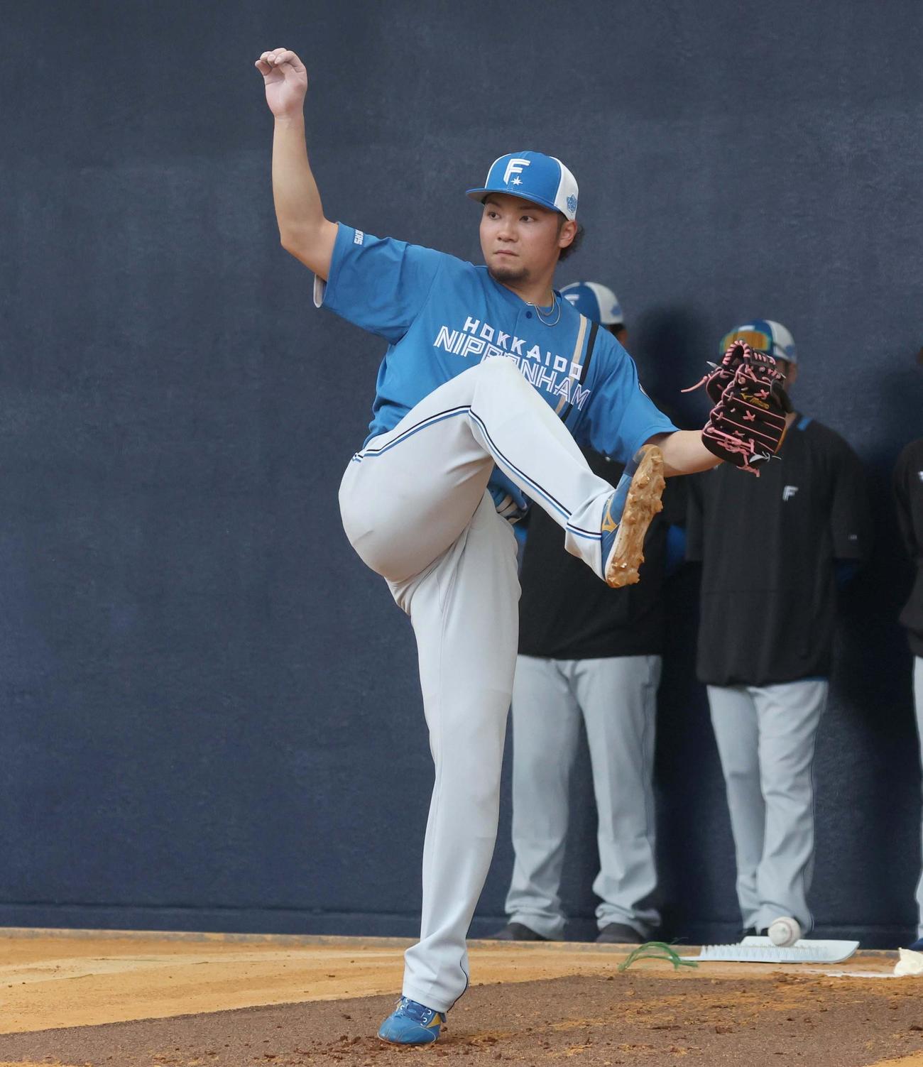 ブルペンで投球する日本ハム伊藤（撮影・黒川智章）