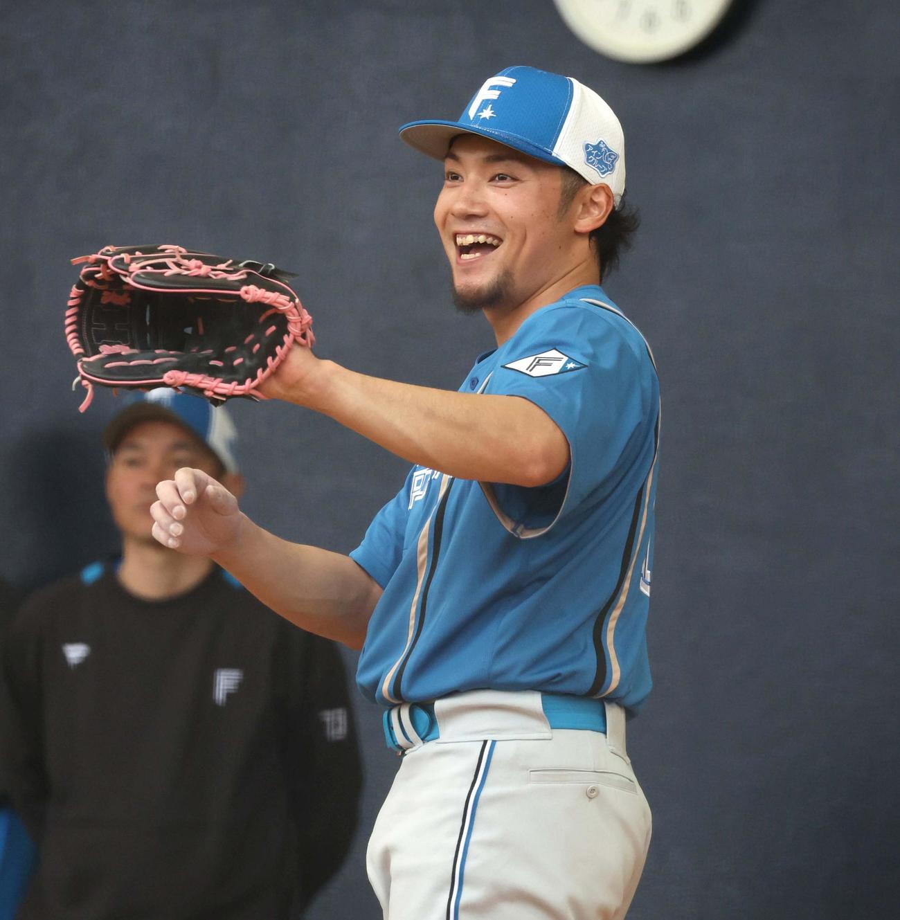 ブルペンで笑顔の日本ハム伊藤（撮影・黒川智章）