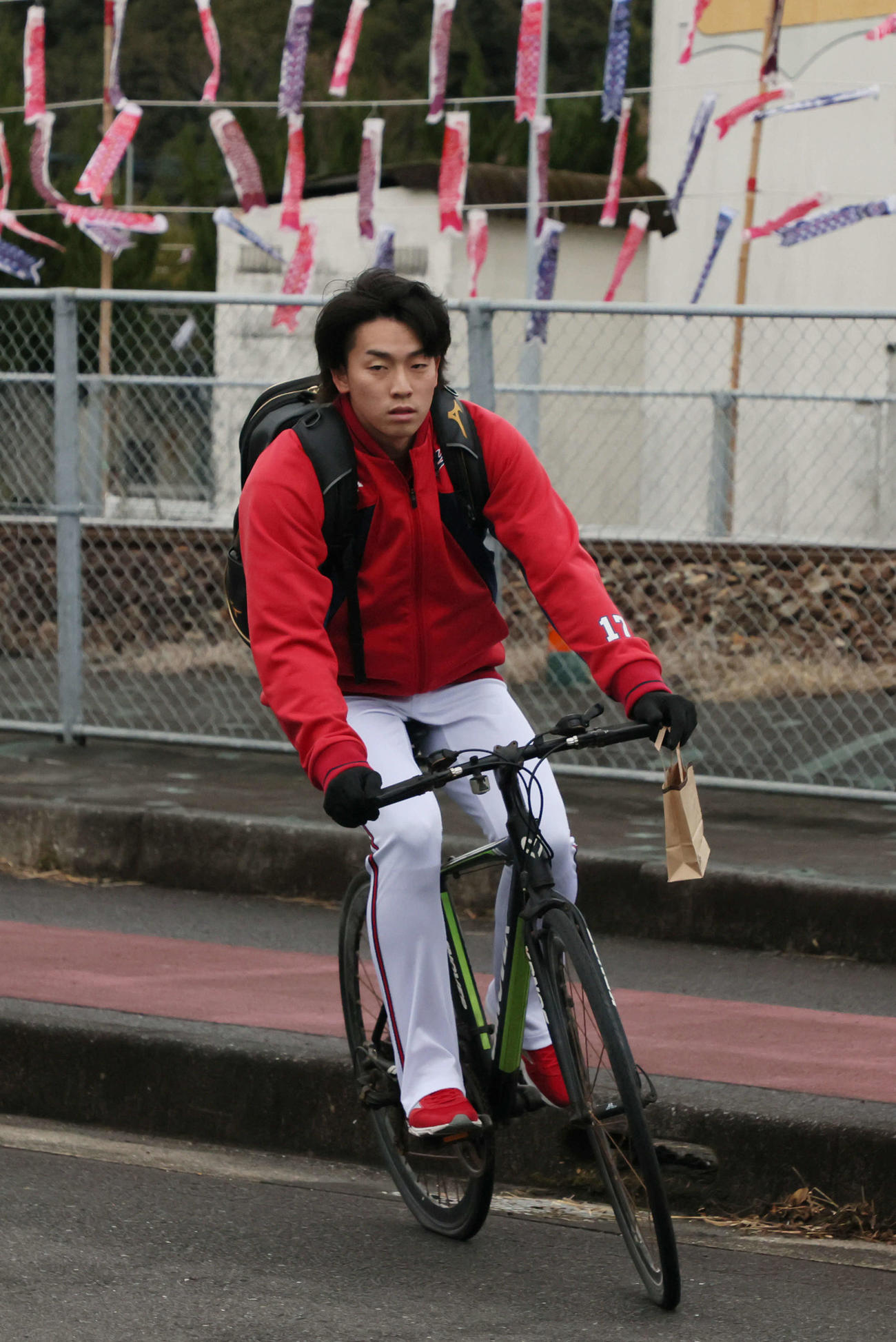 天福球場に自転車で「出勤」する広島常広（撮影・加藤孝規）