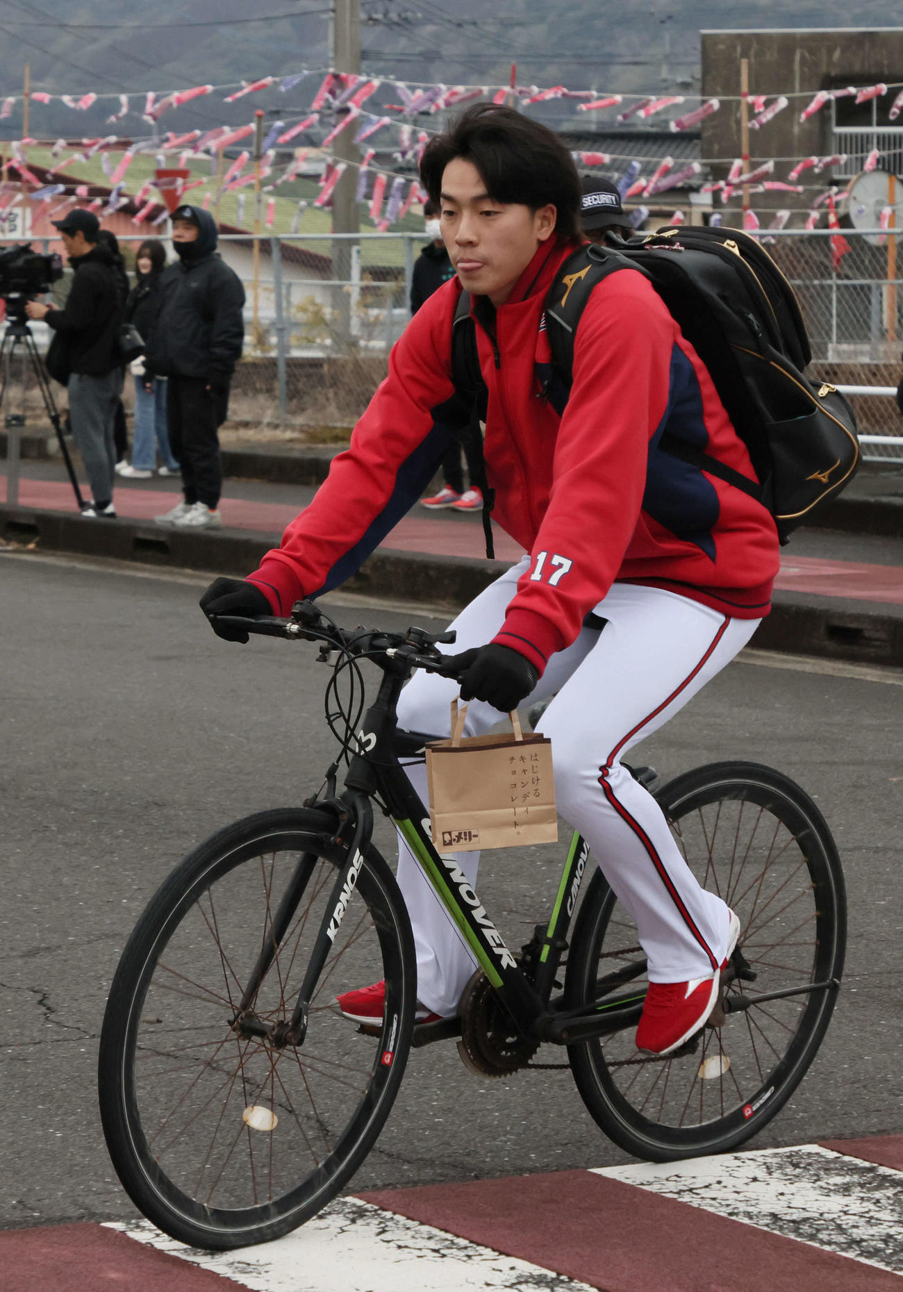 天福球場に自転車で「出勤」する広島常広（撮影・加藤孝規）
