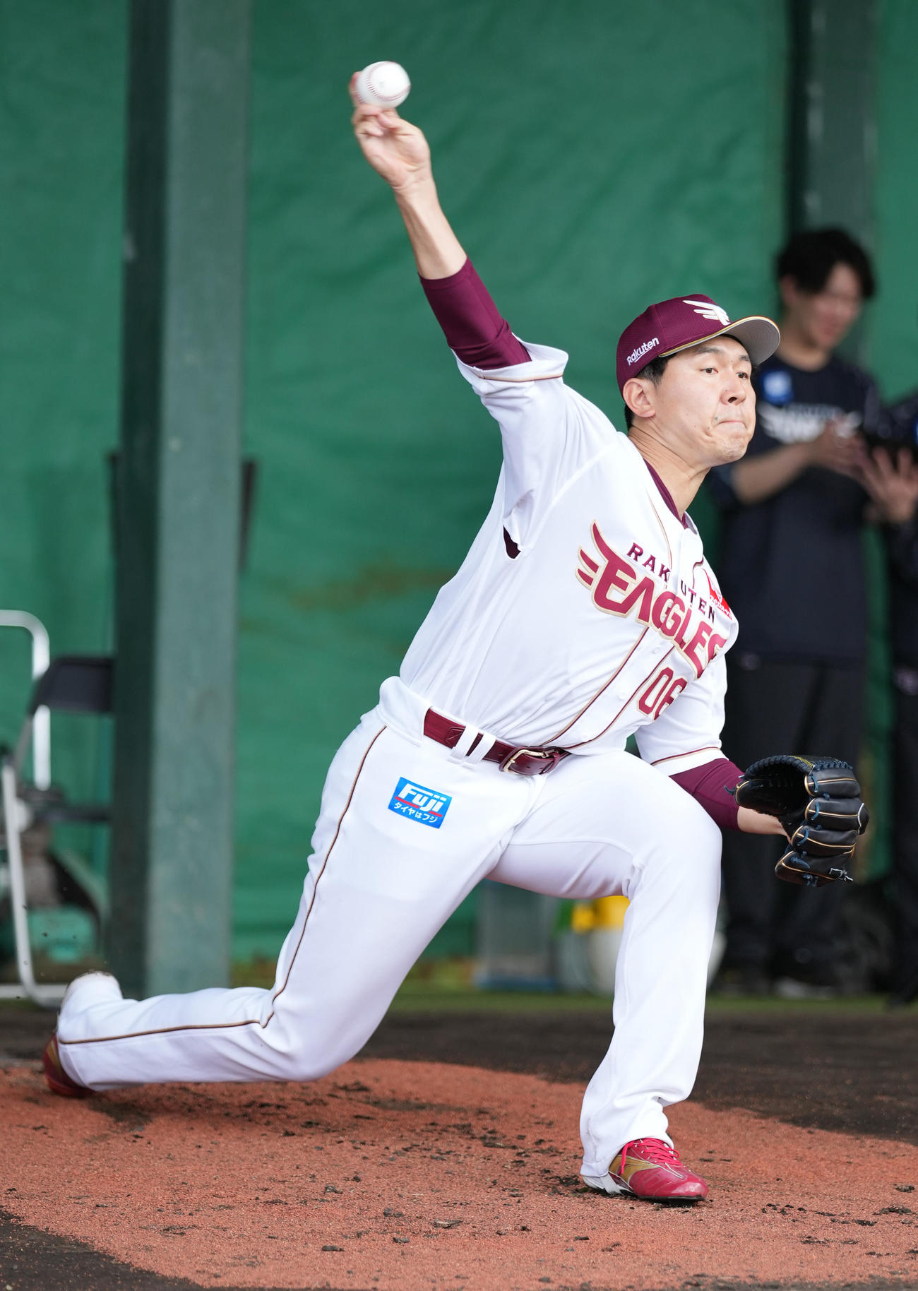 ブルペンで投球する楽天西口（撮影・鈴木みどり）