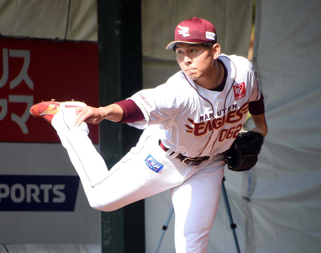 ブルペンで投球練習する楽天西口（撮影・山田愛斗）