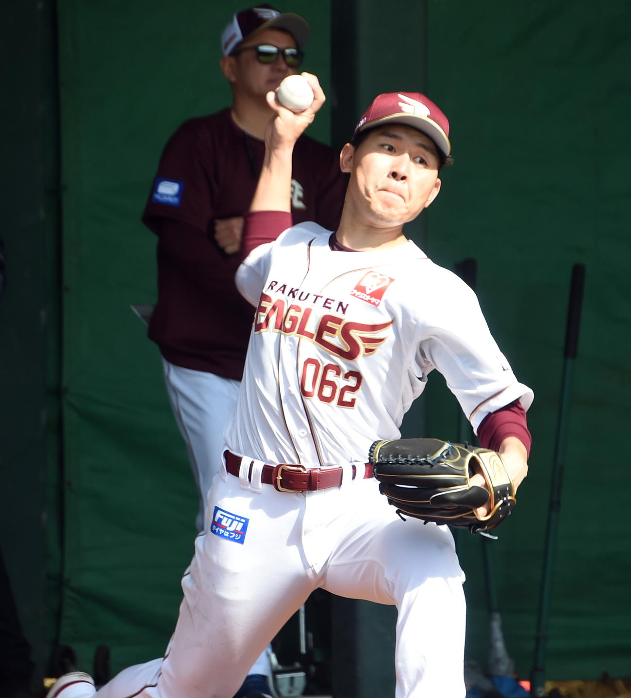 ブルペンで投球練習する楽天西口（撮影・山田愛斗）