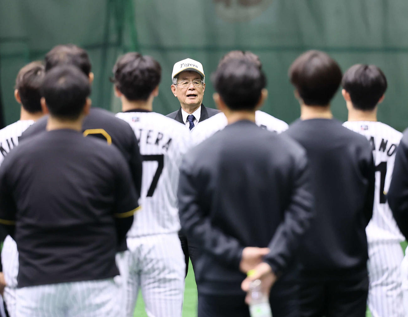 訓示する阪神の秦雅夫球団オーナー（撮影・藤尾明華）