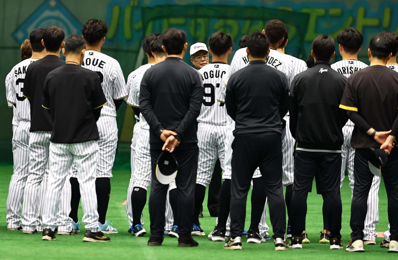 阪神タイガース秦オーナー（中央奥）はナインに訓示する（撮影・上田博志）