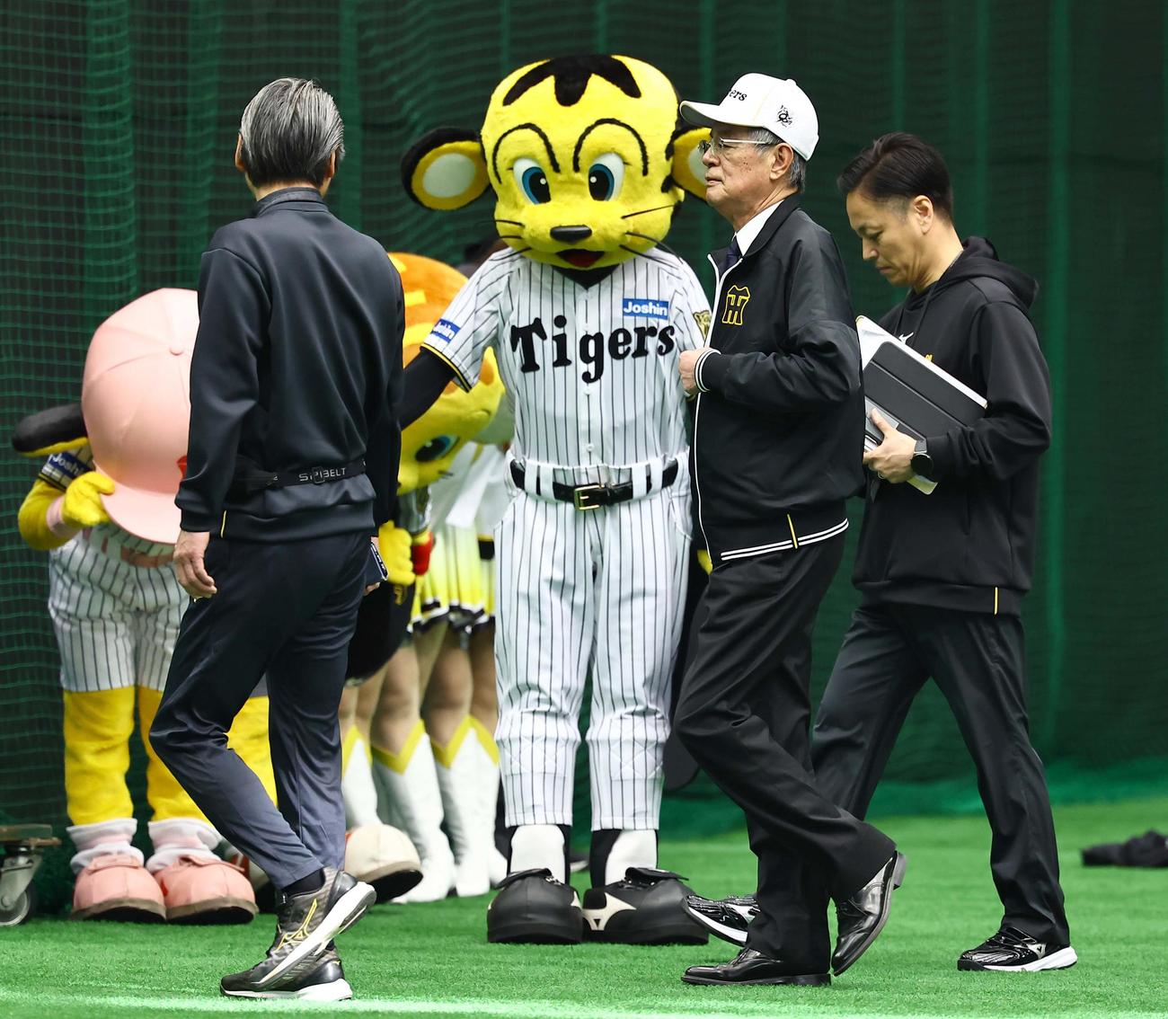阪神タイガース秦オーナー（中央）（撮影・上田博志）